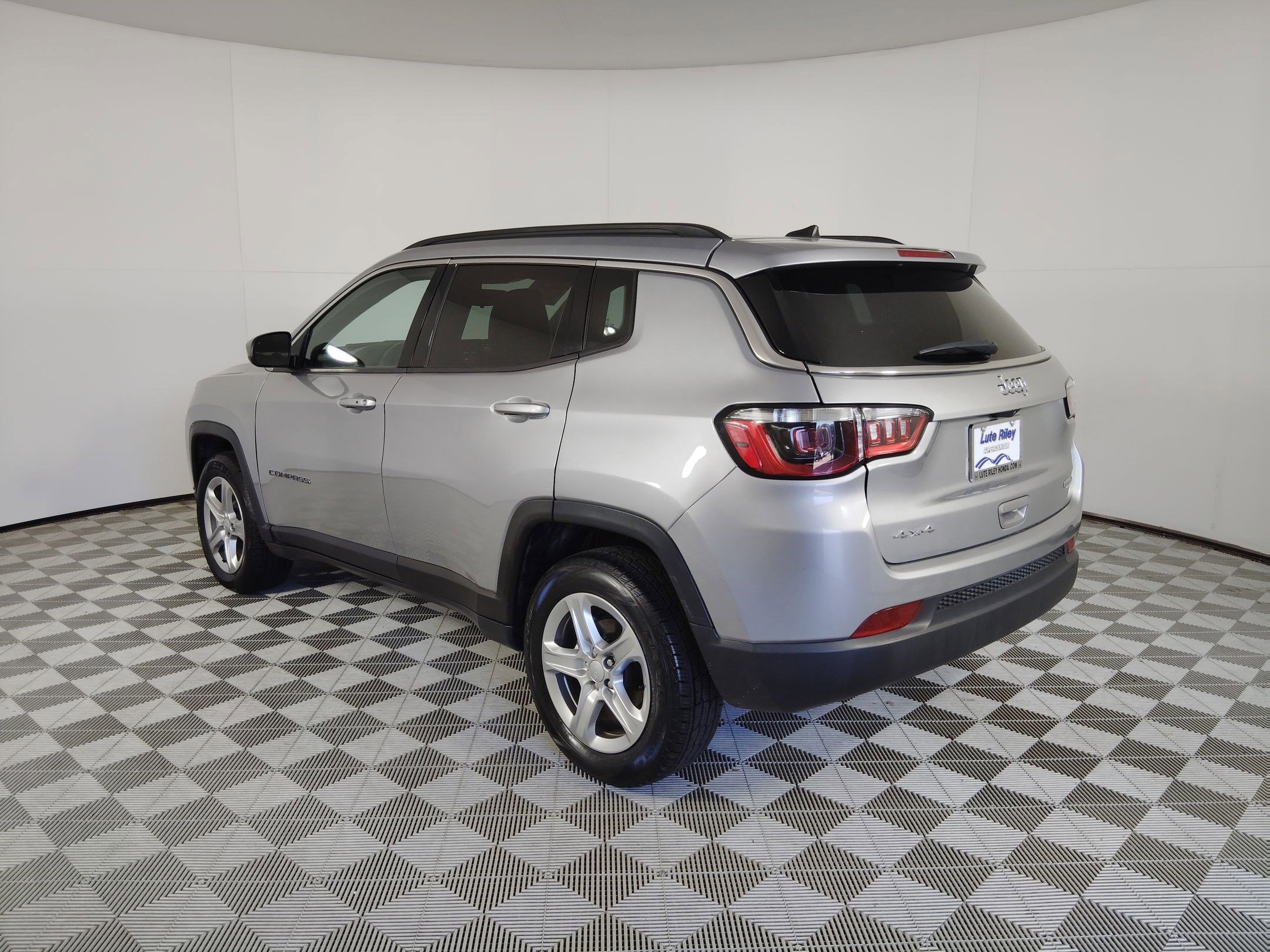 2024 Jeep Compass Latitude photo 2