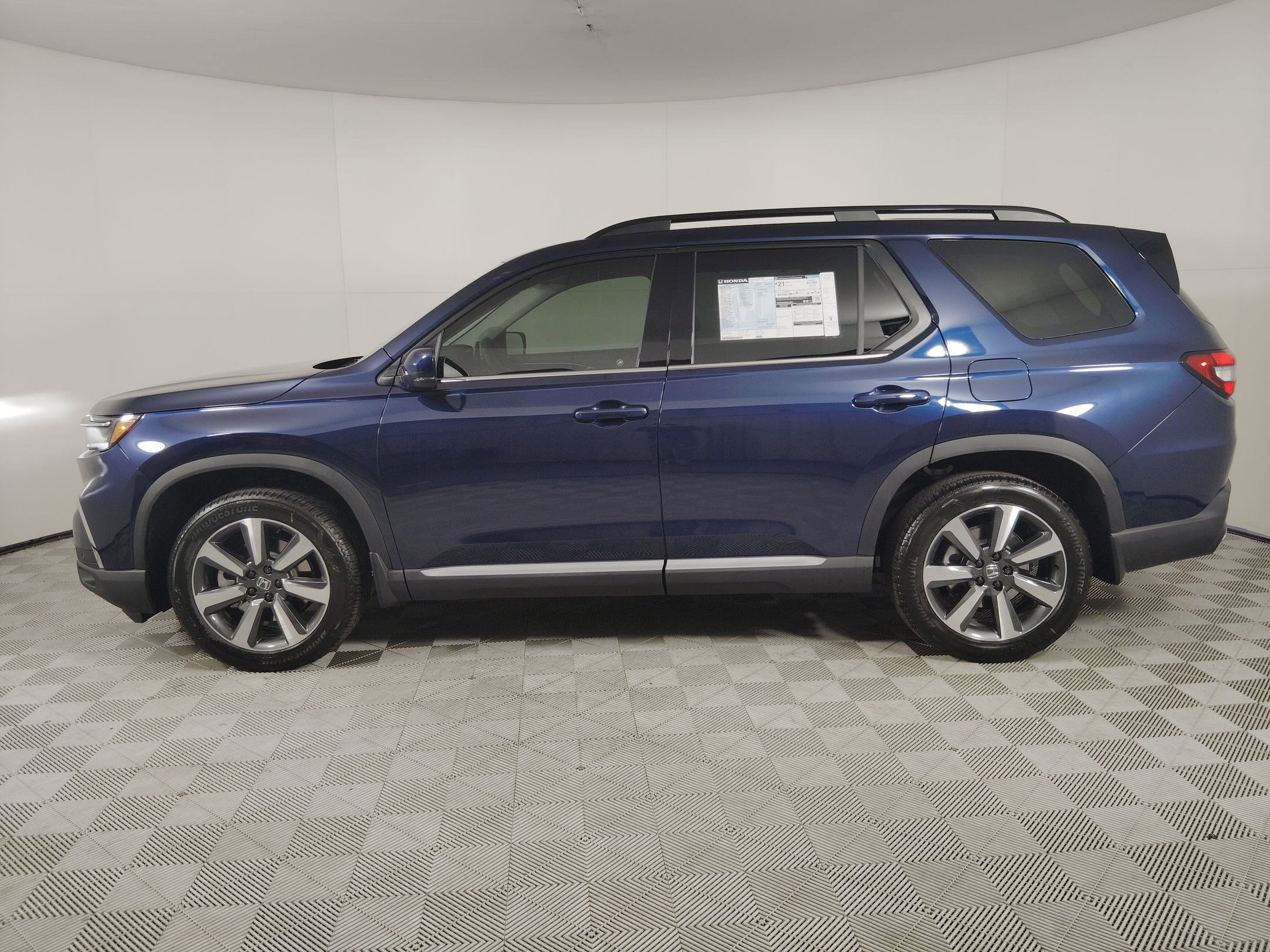 2025 Honda Pilot Touring photo 2