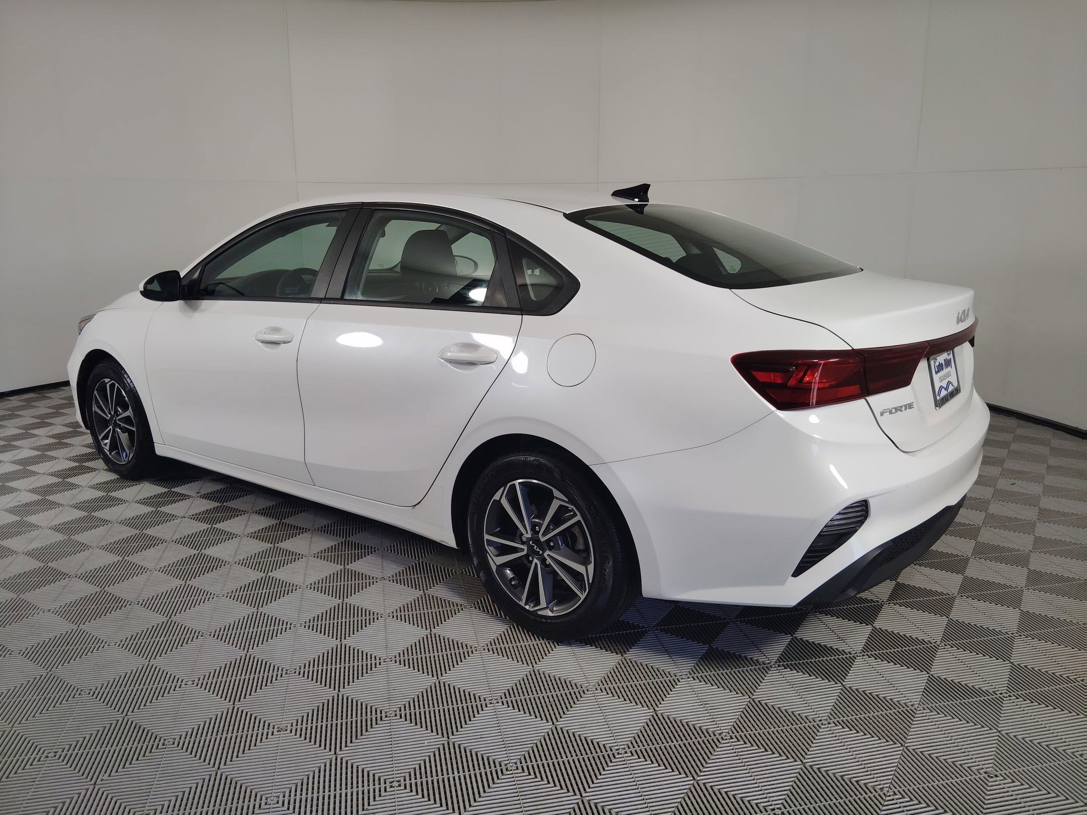 2023 Kia Forte LXS photo 2
