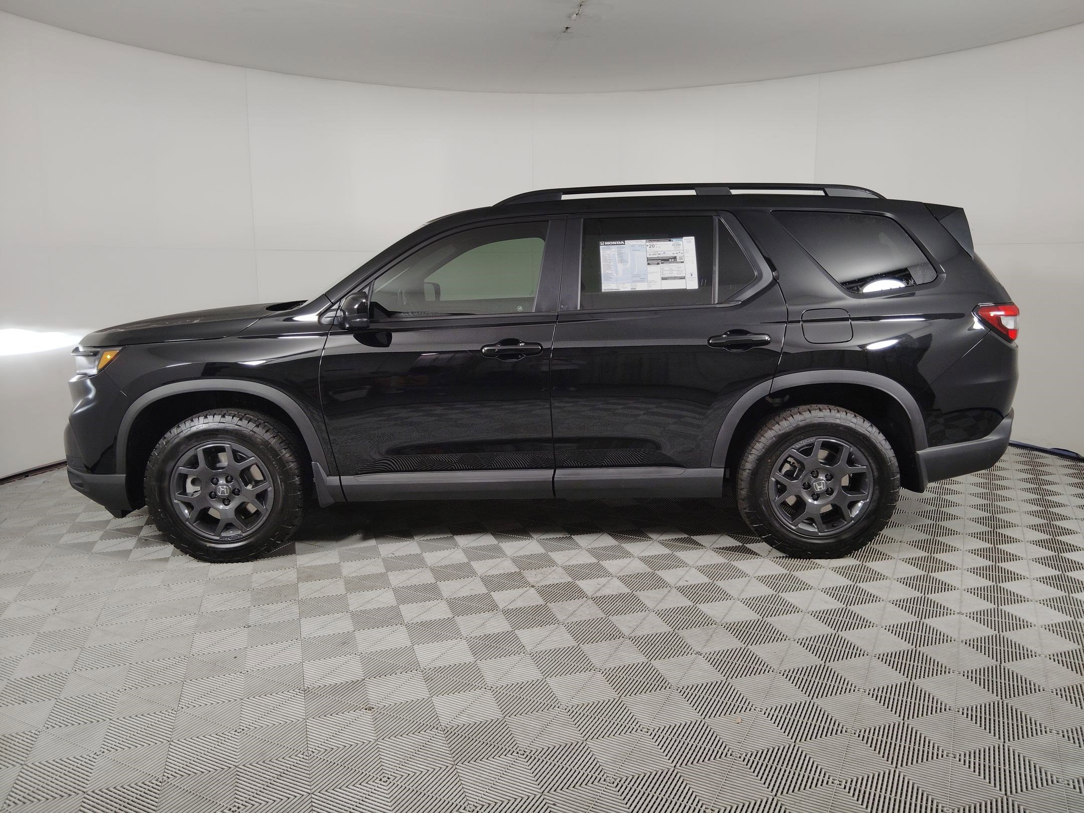 2025 Honda Pilot TrailSport photo 2