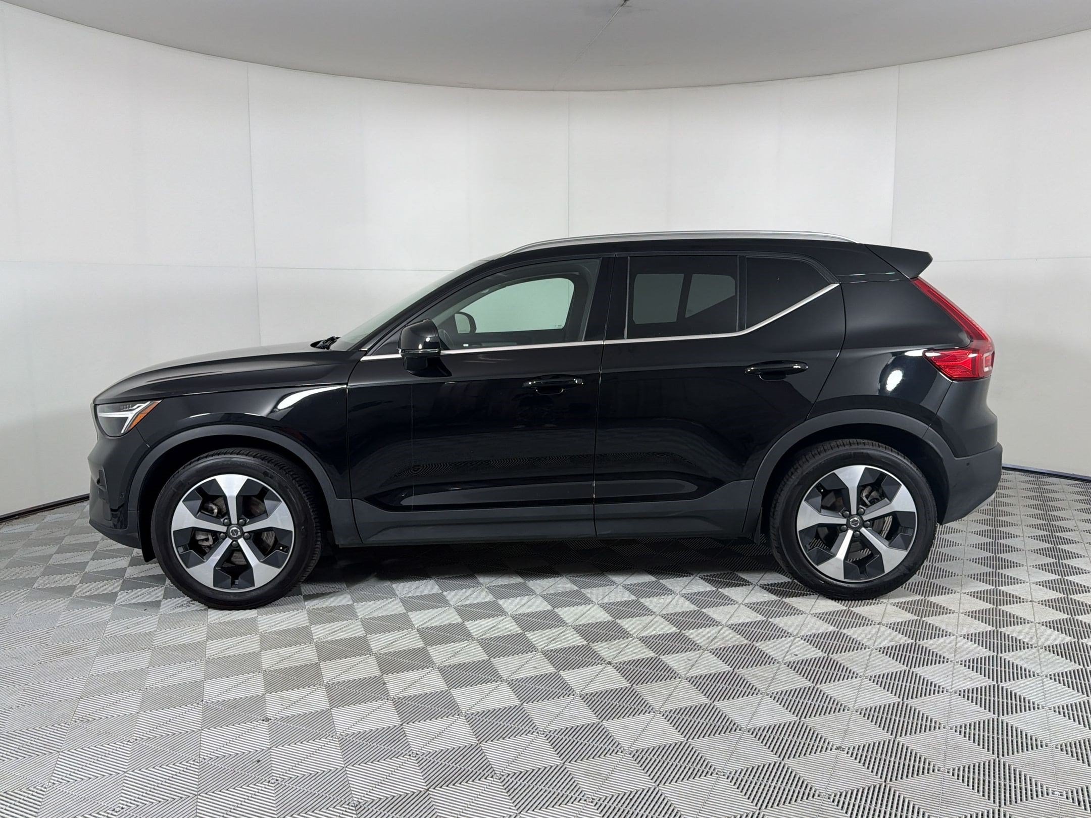 XC40 B5 Plus Bright Theme SUV