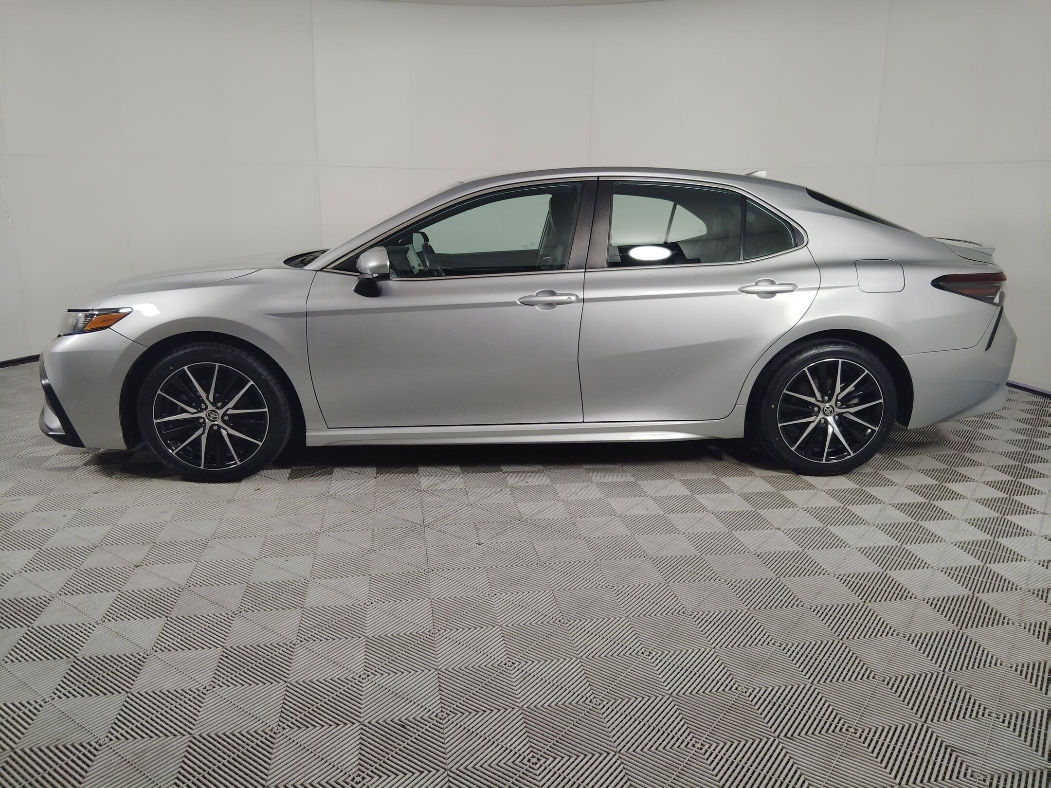 2021 Toyota Camry SE photo 2