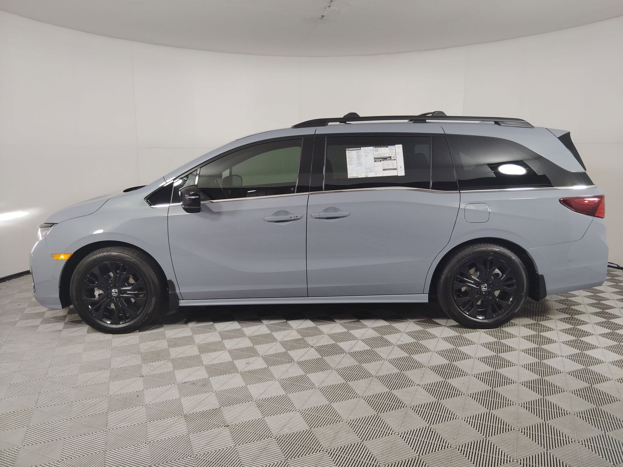 2026 Honda Odyssey photo 2