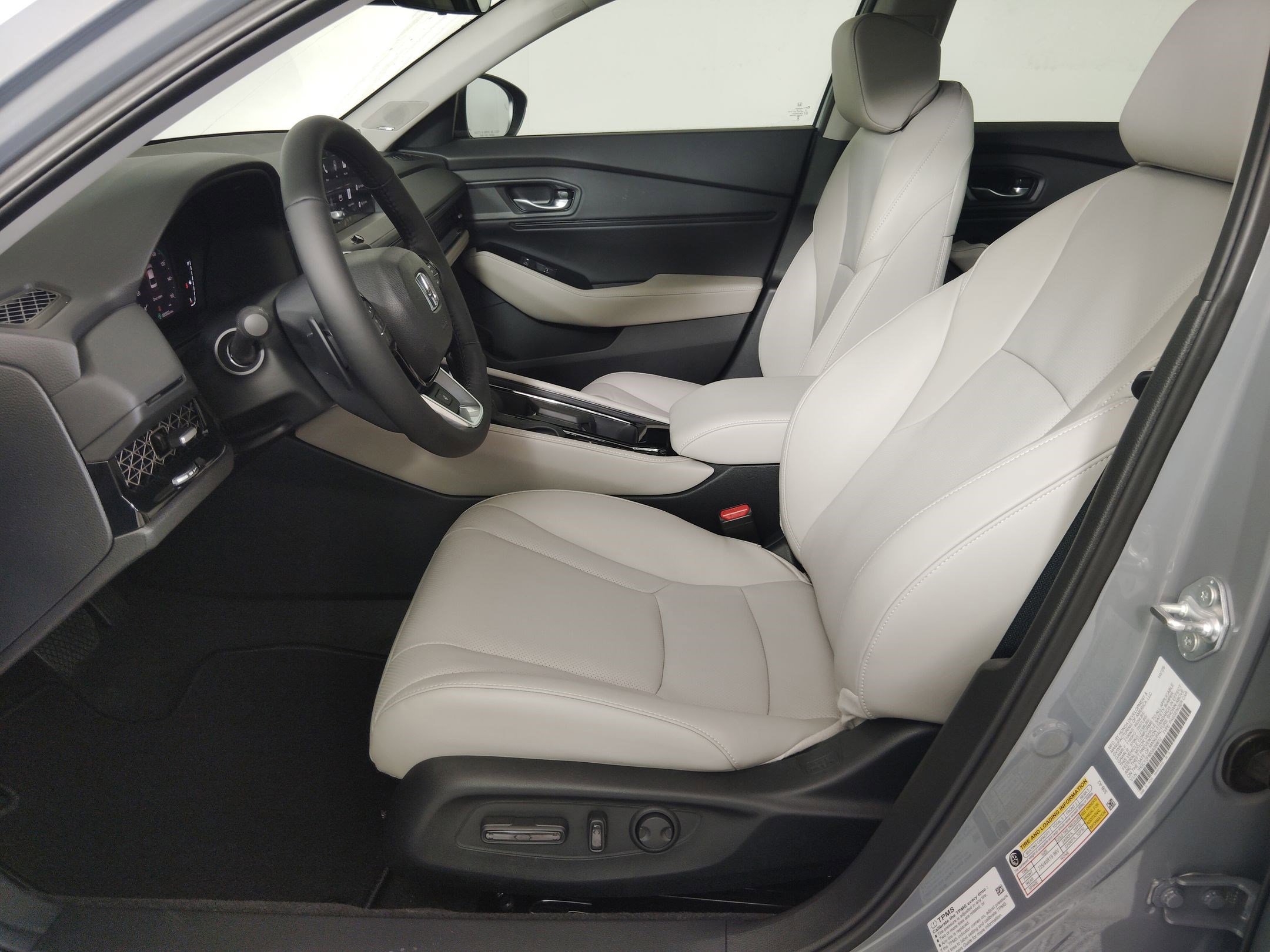 2025 Honda Accord Hybrid Touring photo 4