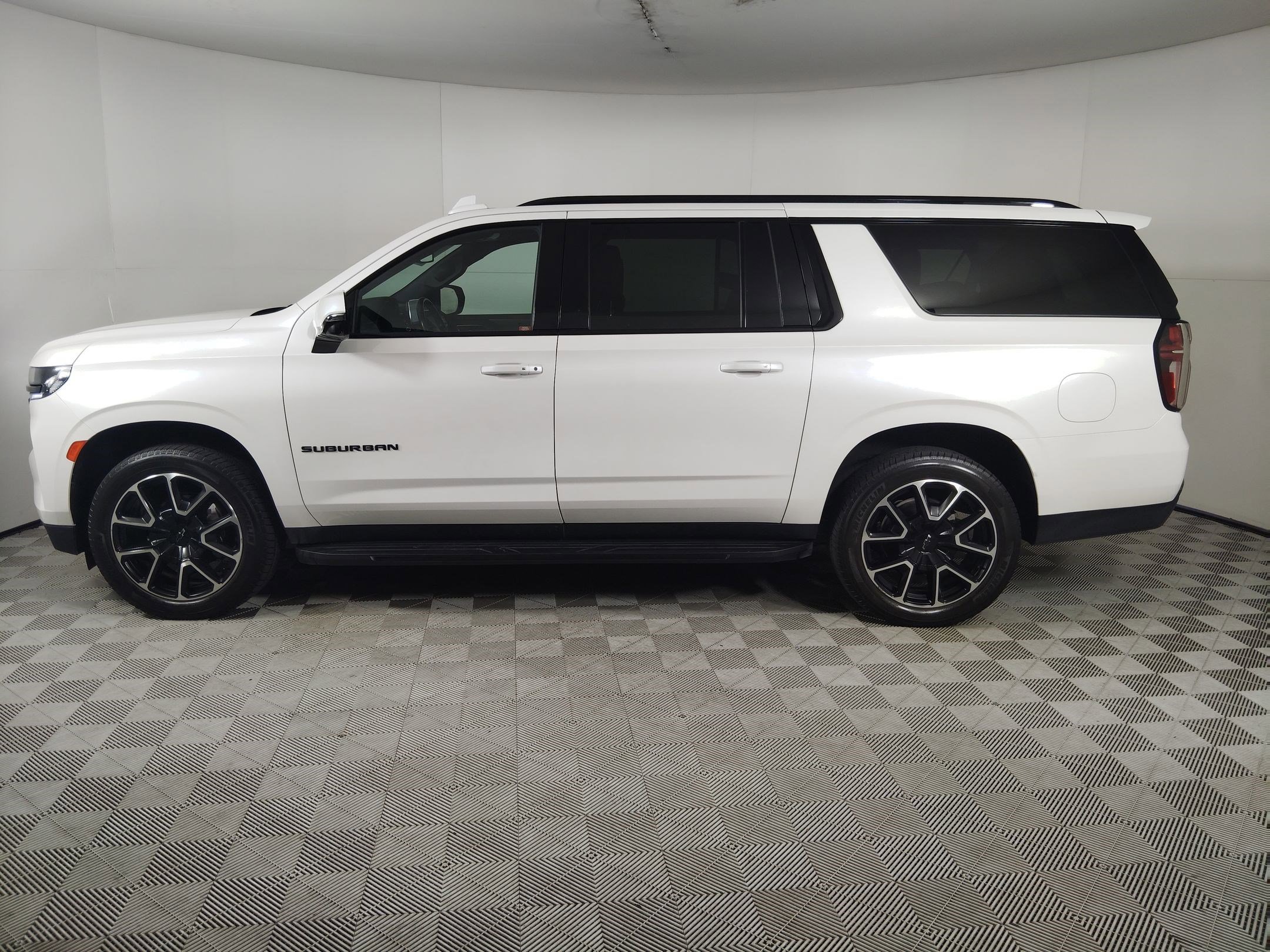 2021 Chevrolet Suburban RST photo 2