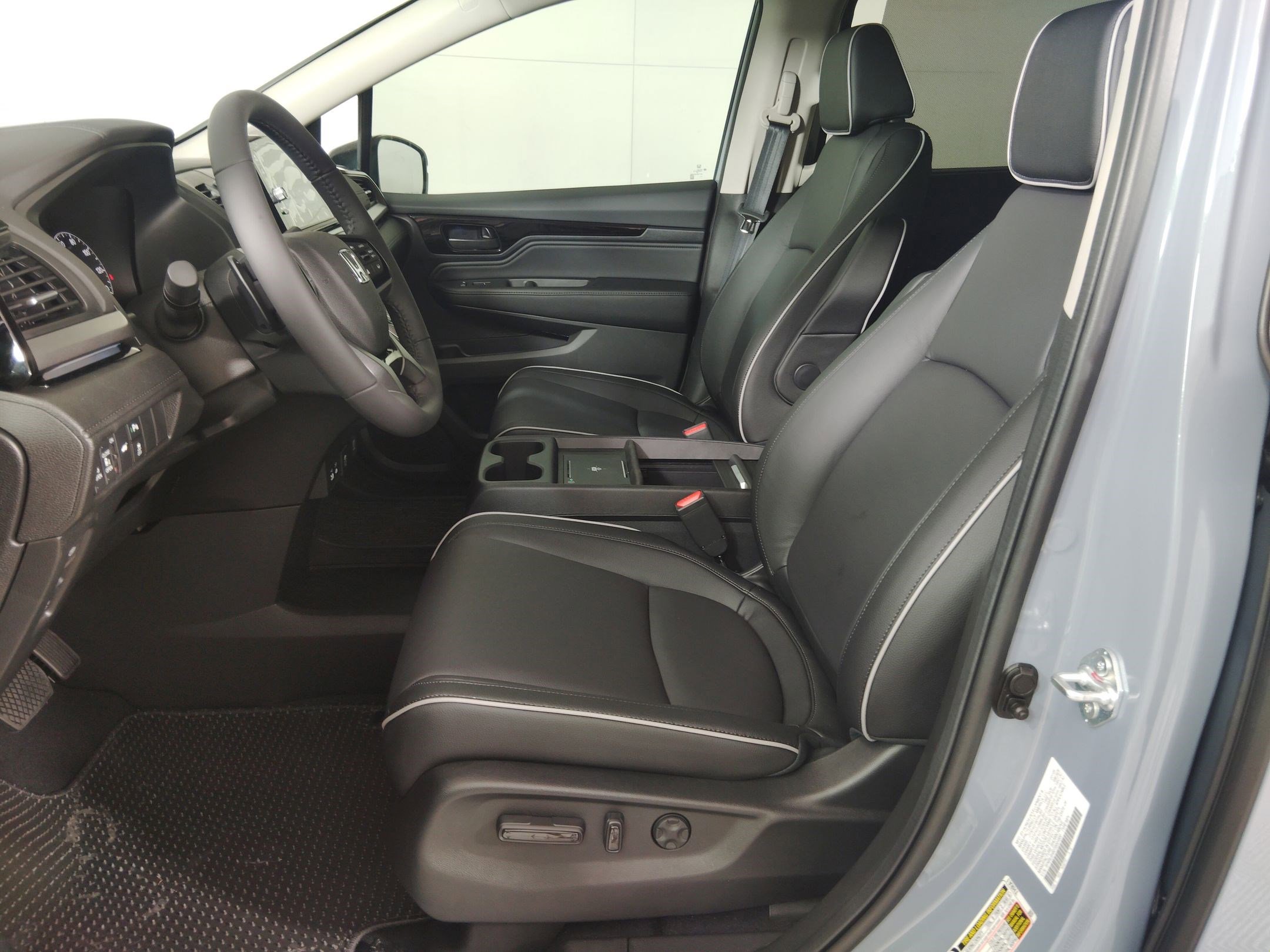 2026 Honda Odyssey Touring photo 4