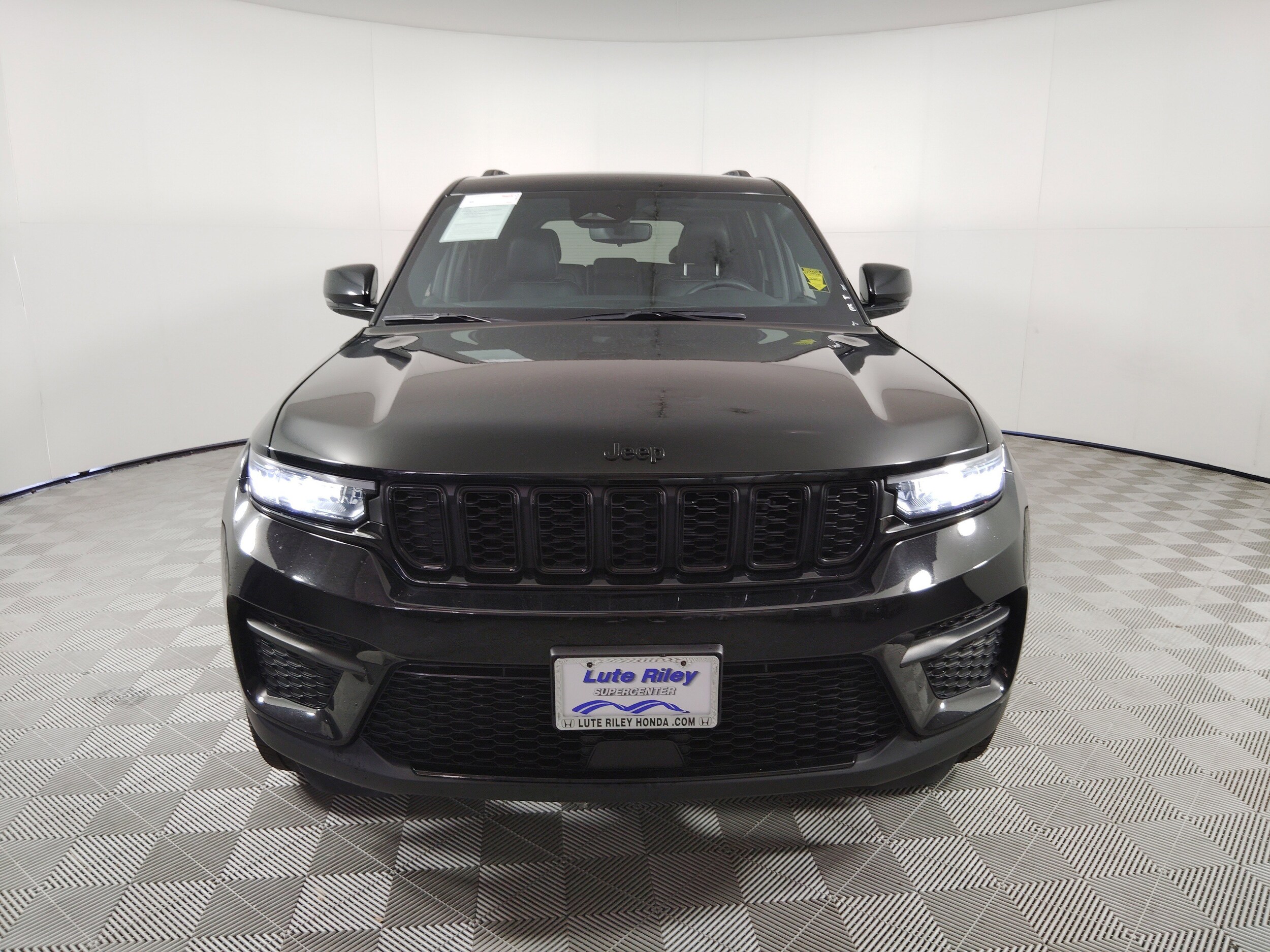 2023 Jeep Grand Cherokee Laredo photo 3