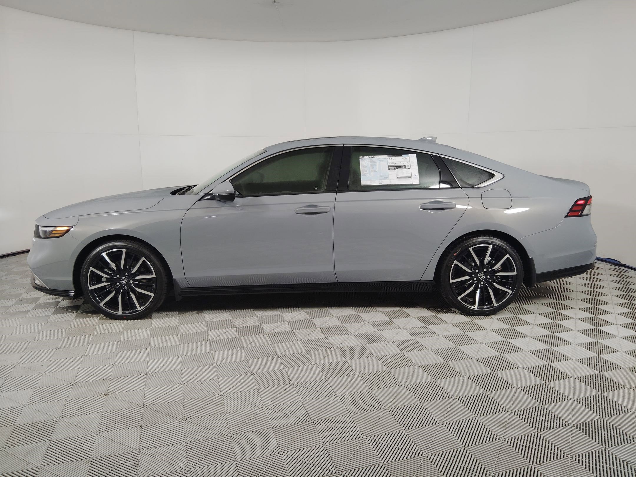 2025 Honda Accord Hybrid Touring photo 2