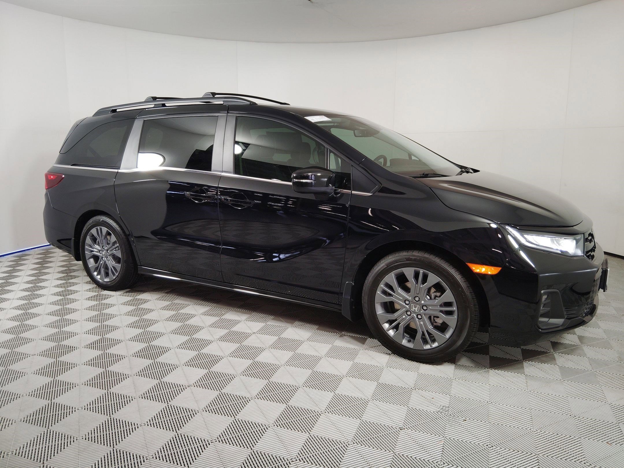 2026 Honda Odyssey Touring photo 2