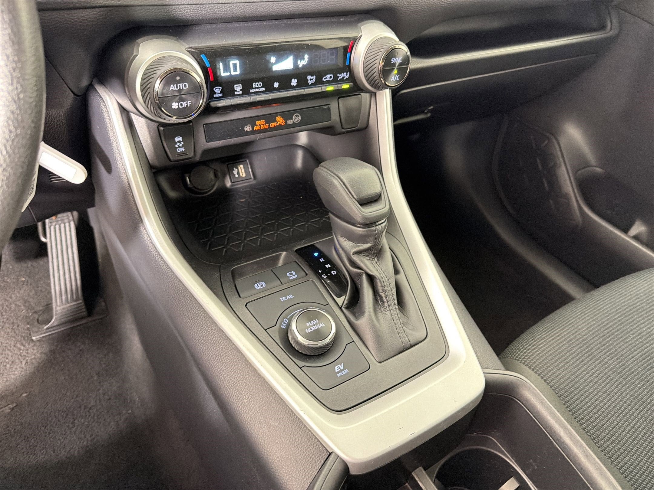 2025 Toyota RAV4 LE - Photo 18