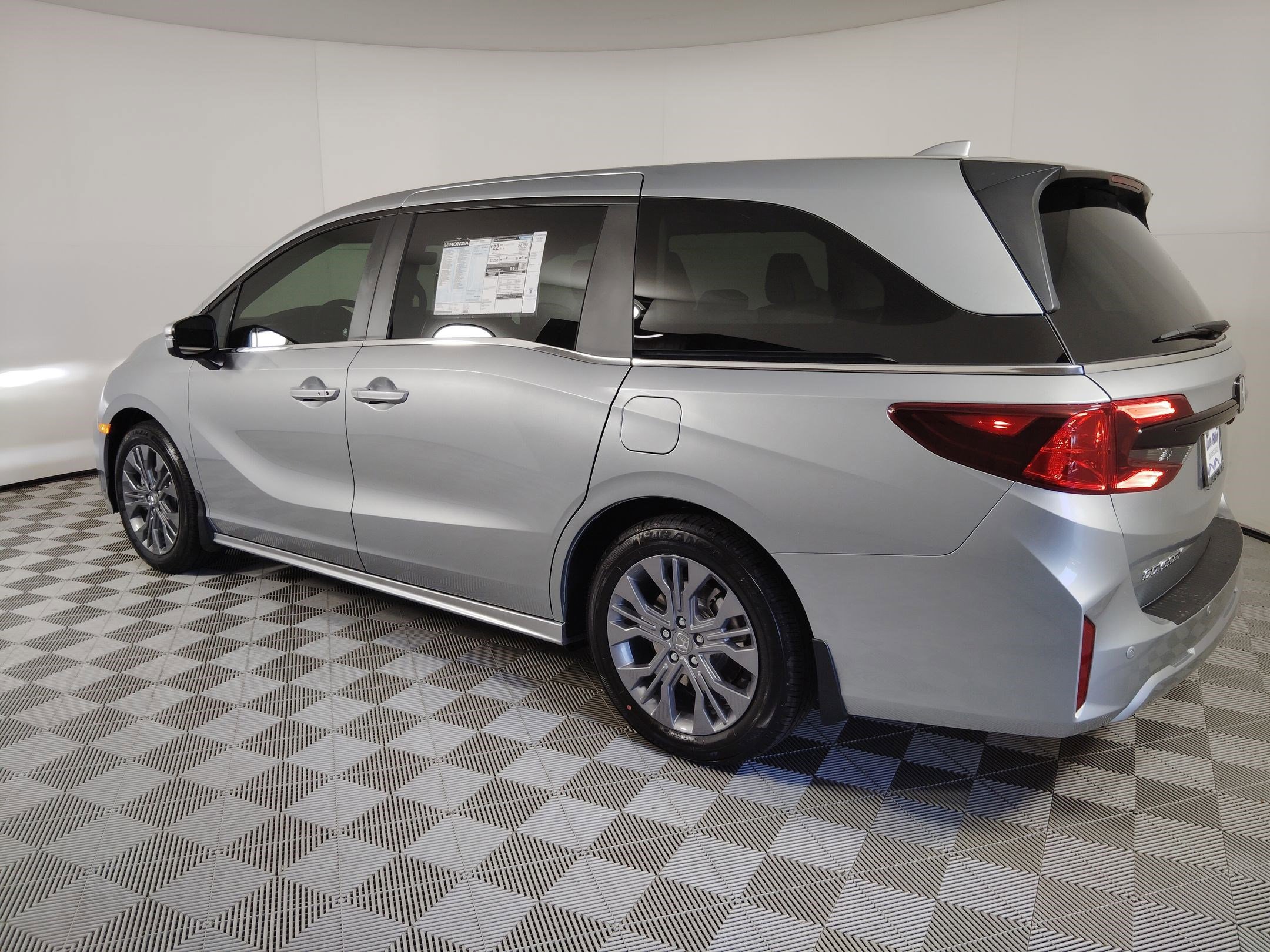 2026 Honda Odyssey Touring photo 3