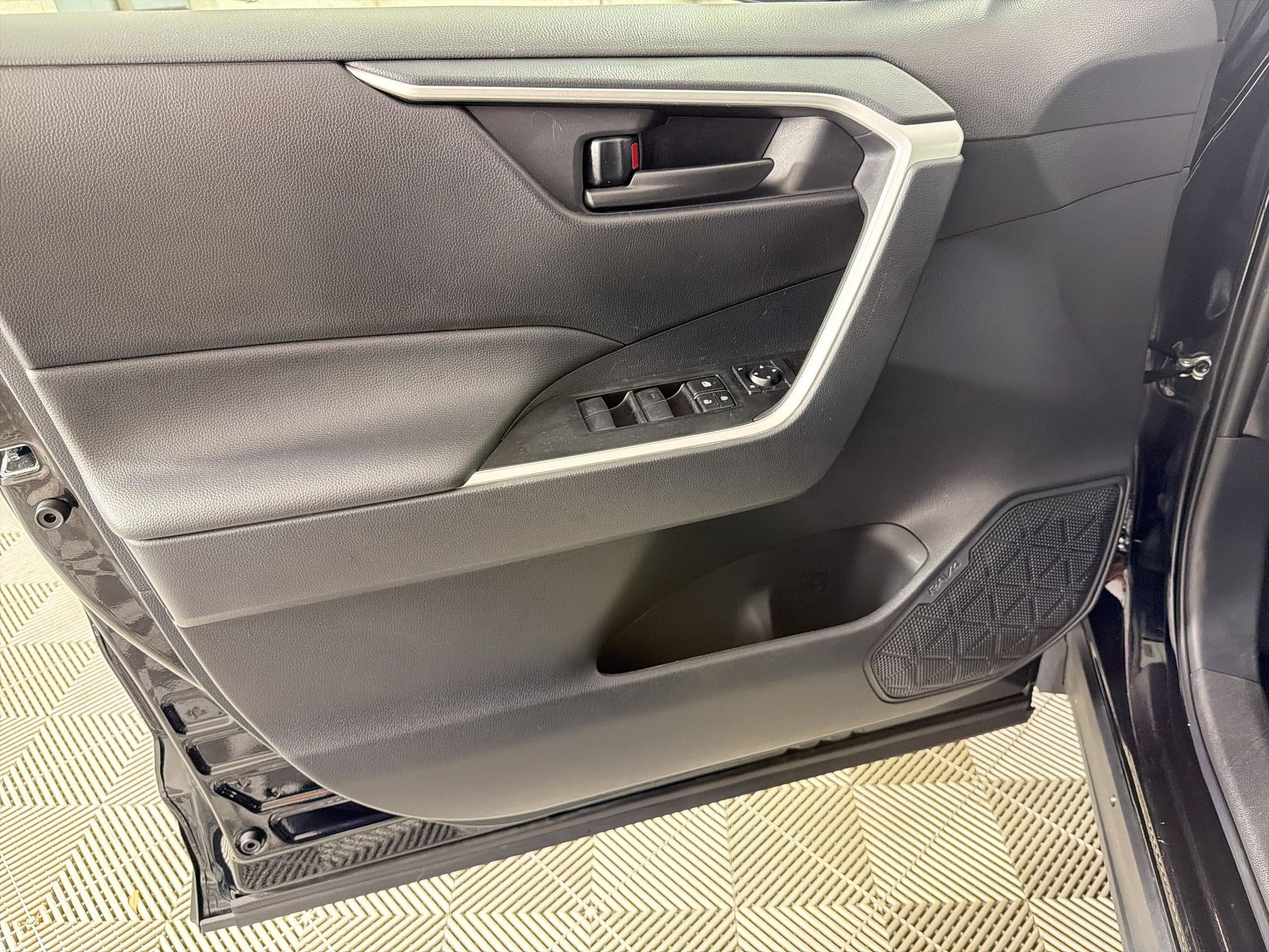 2025 Toyota RAV4 LE - Photo 13