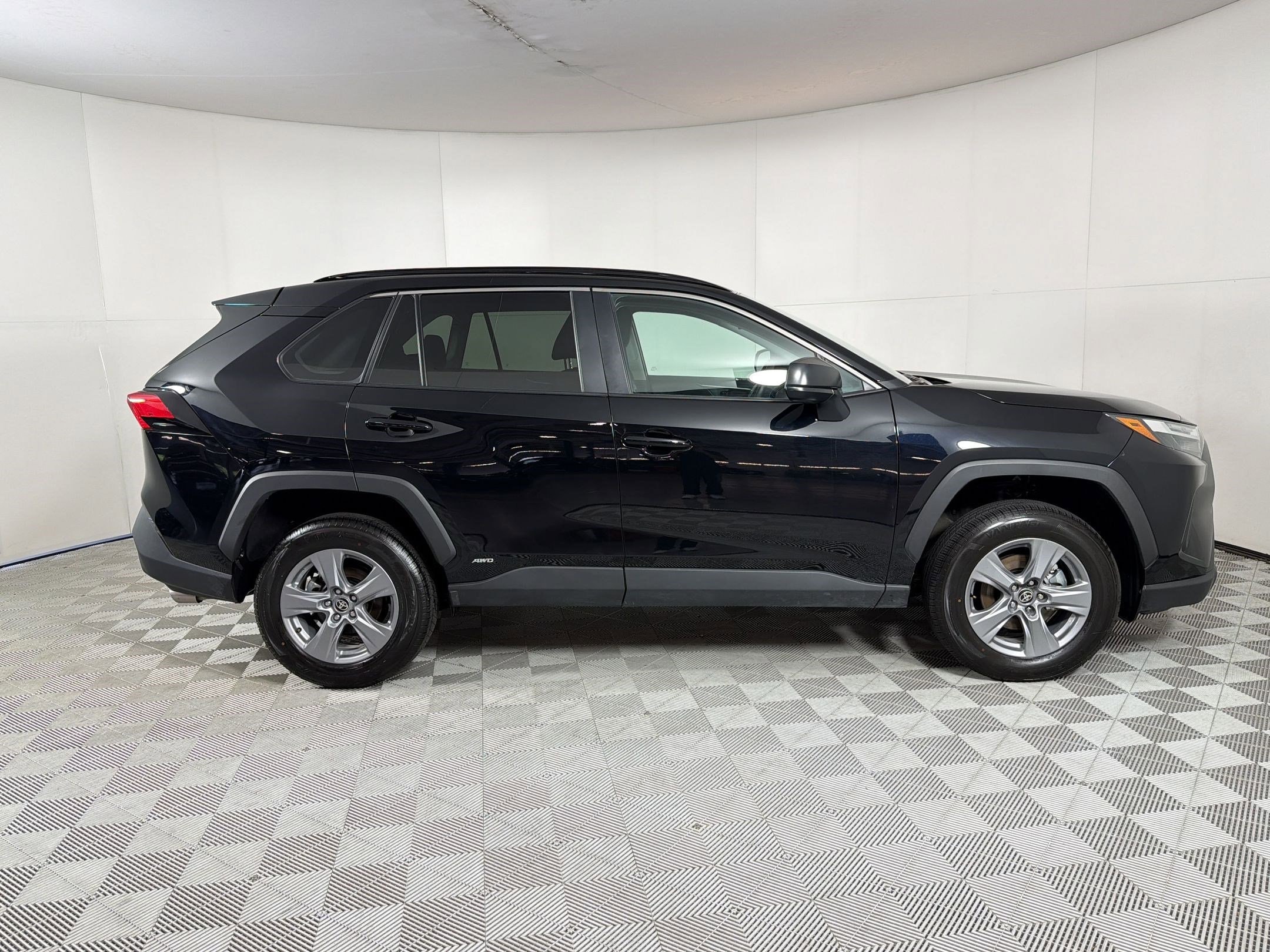 2025 Toyota RAV4 LE - Photo 8