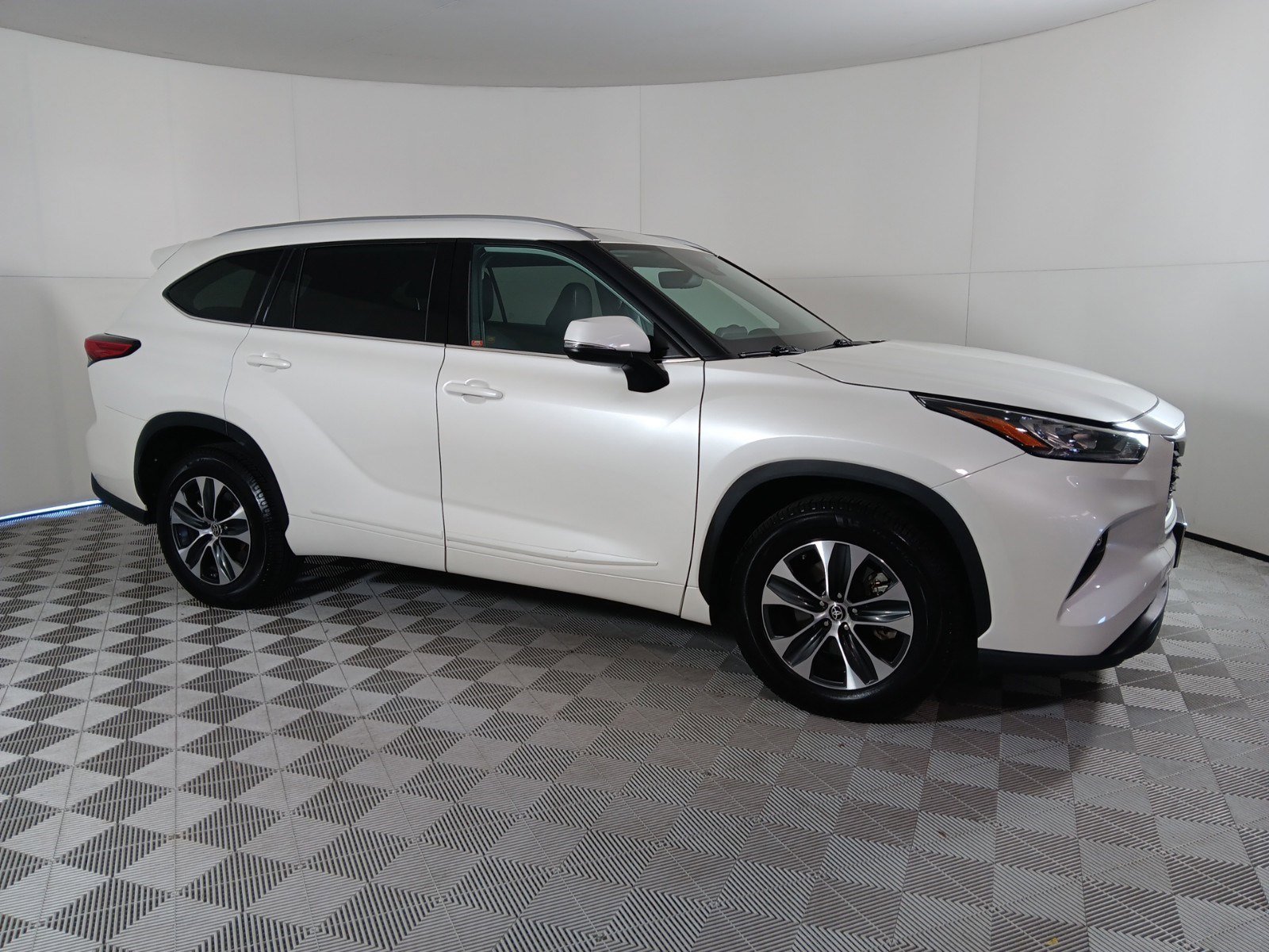 Used 2020 Toyota Highlander XLE with VIN 5TDHZRAH3LS508840 for sale in Richardson, TX