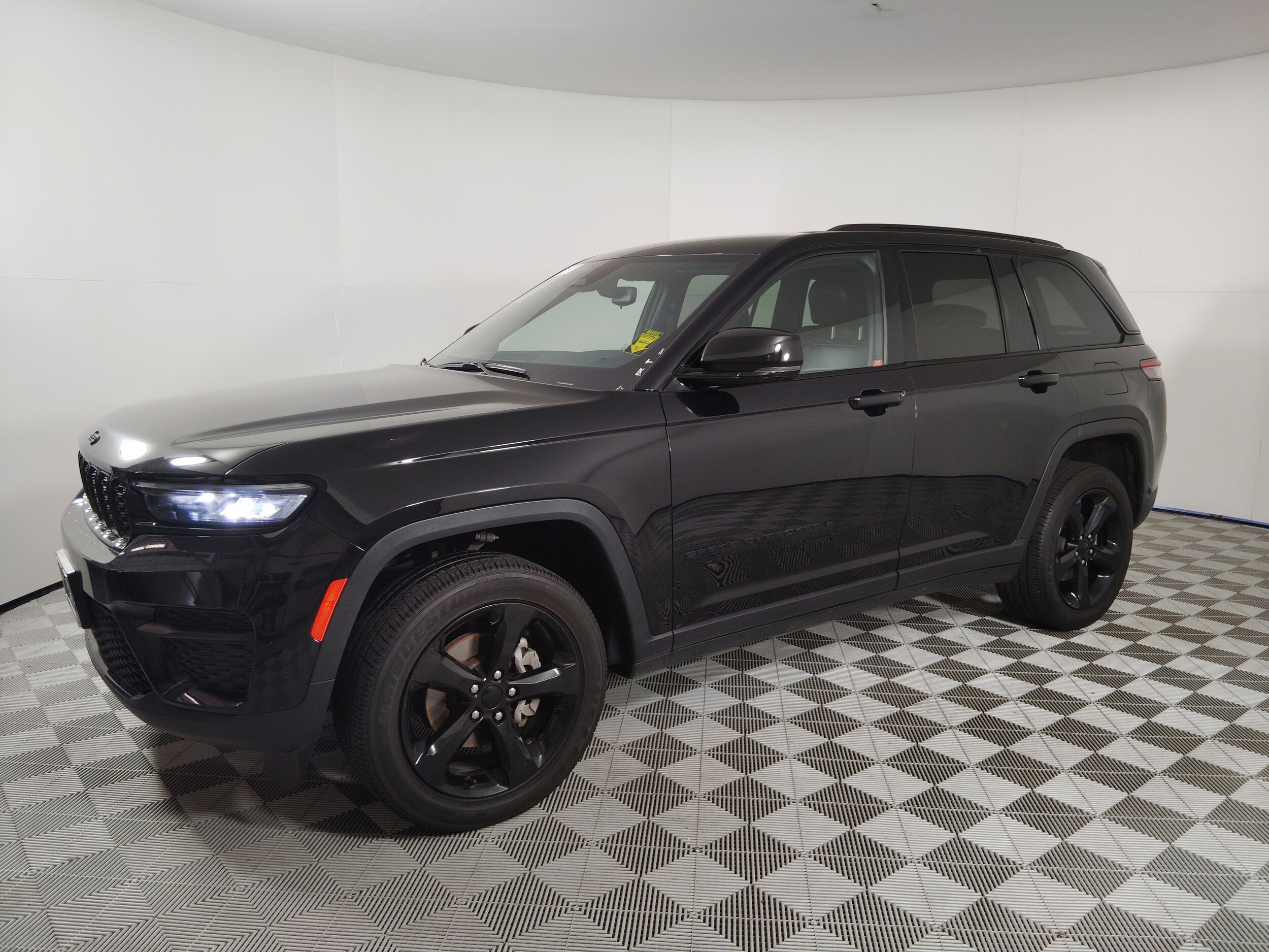 2023 Jeep Grand Cherokee Laredo photo 4