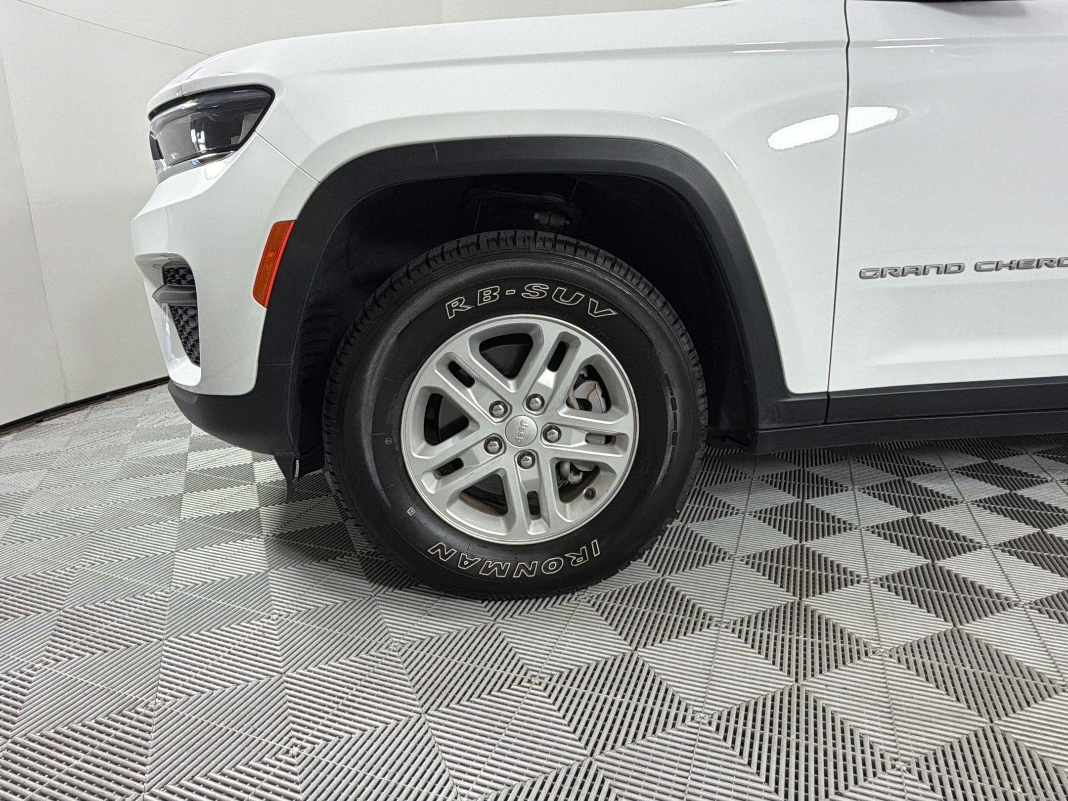 2023 Jeep Grand Cherokee Laredo - Photo 13