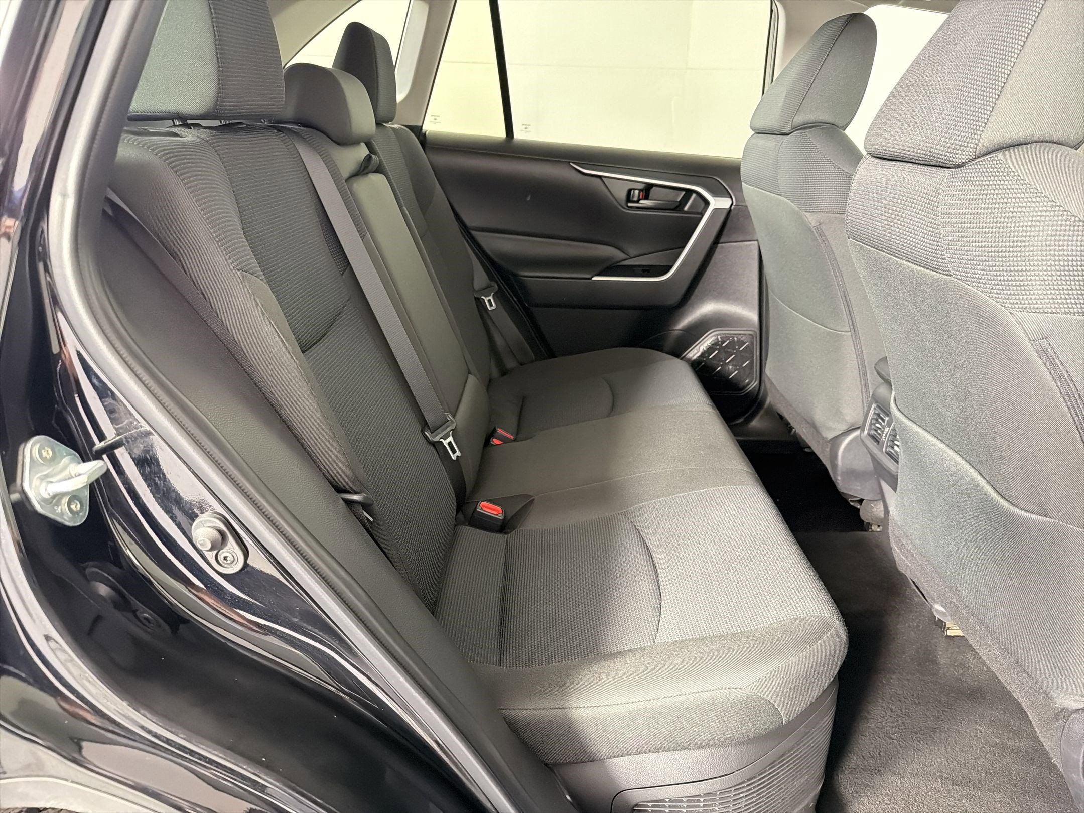 2025 Toyota RAV4 LE - Photo 27