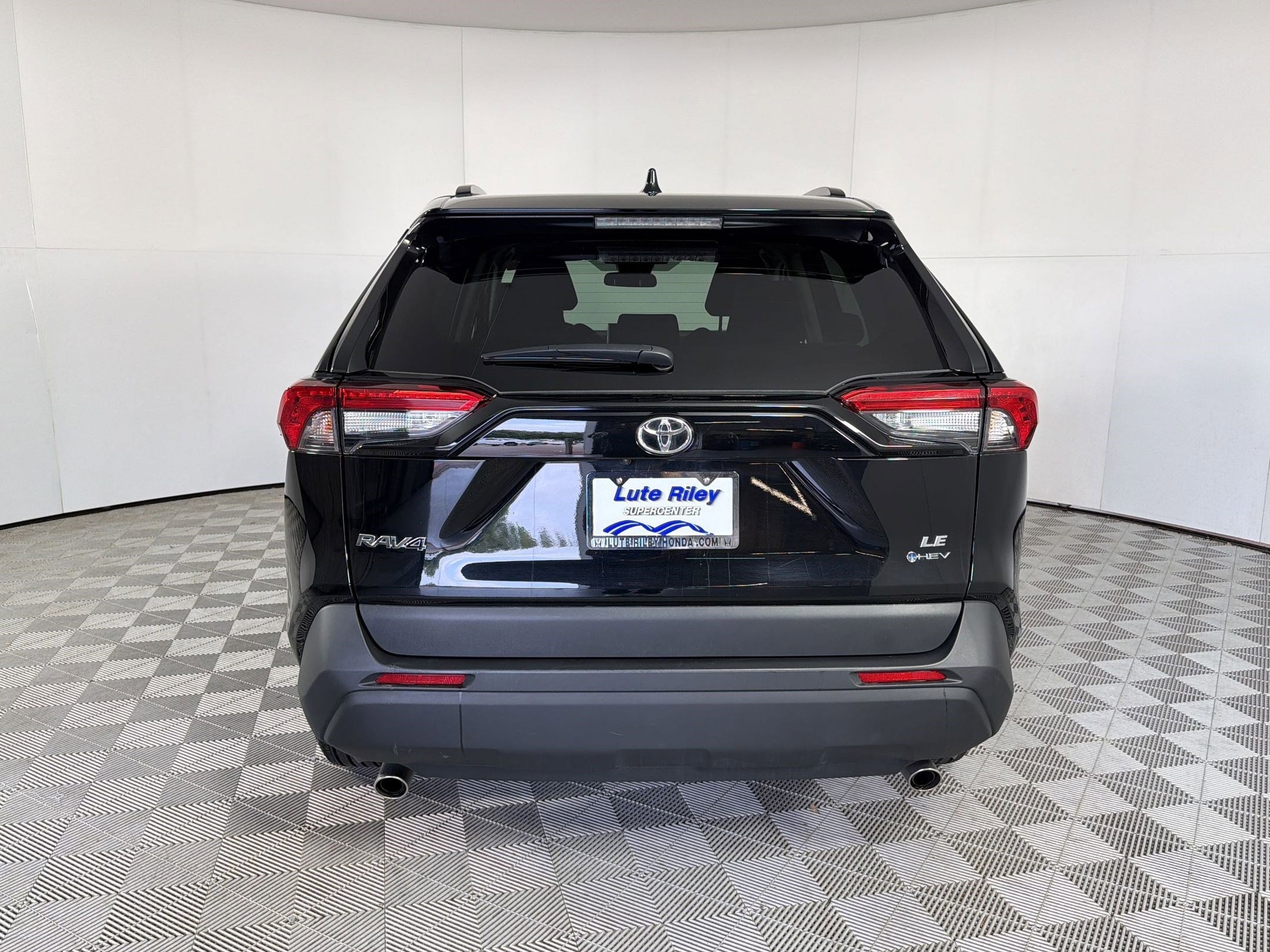 2025 Toyota RAV4 LE - Photo 10