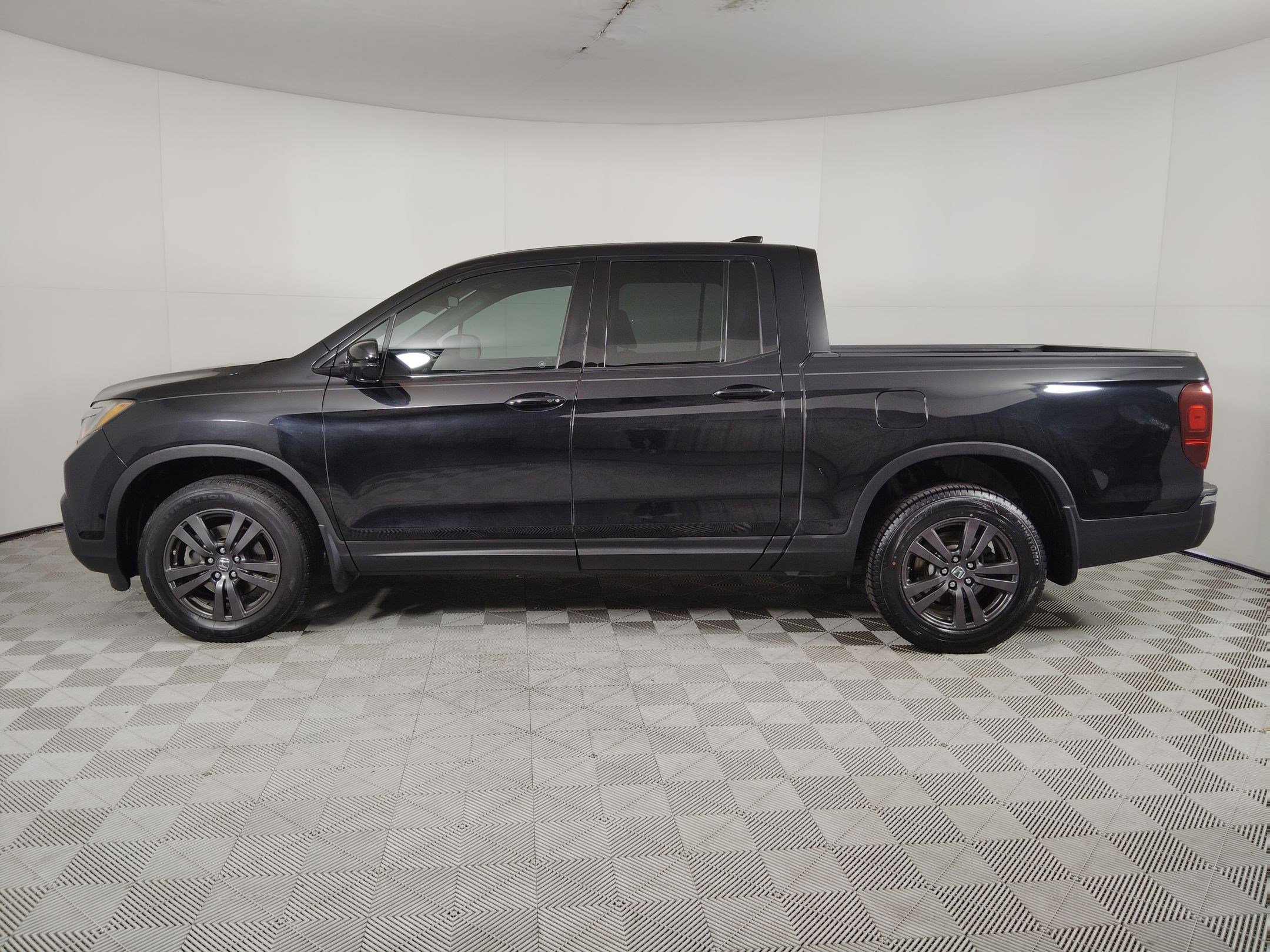 2019 Honda Ridgeline Sport photo 2