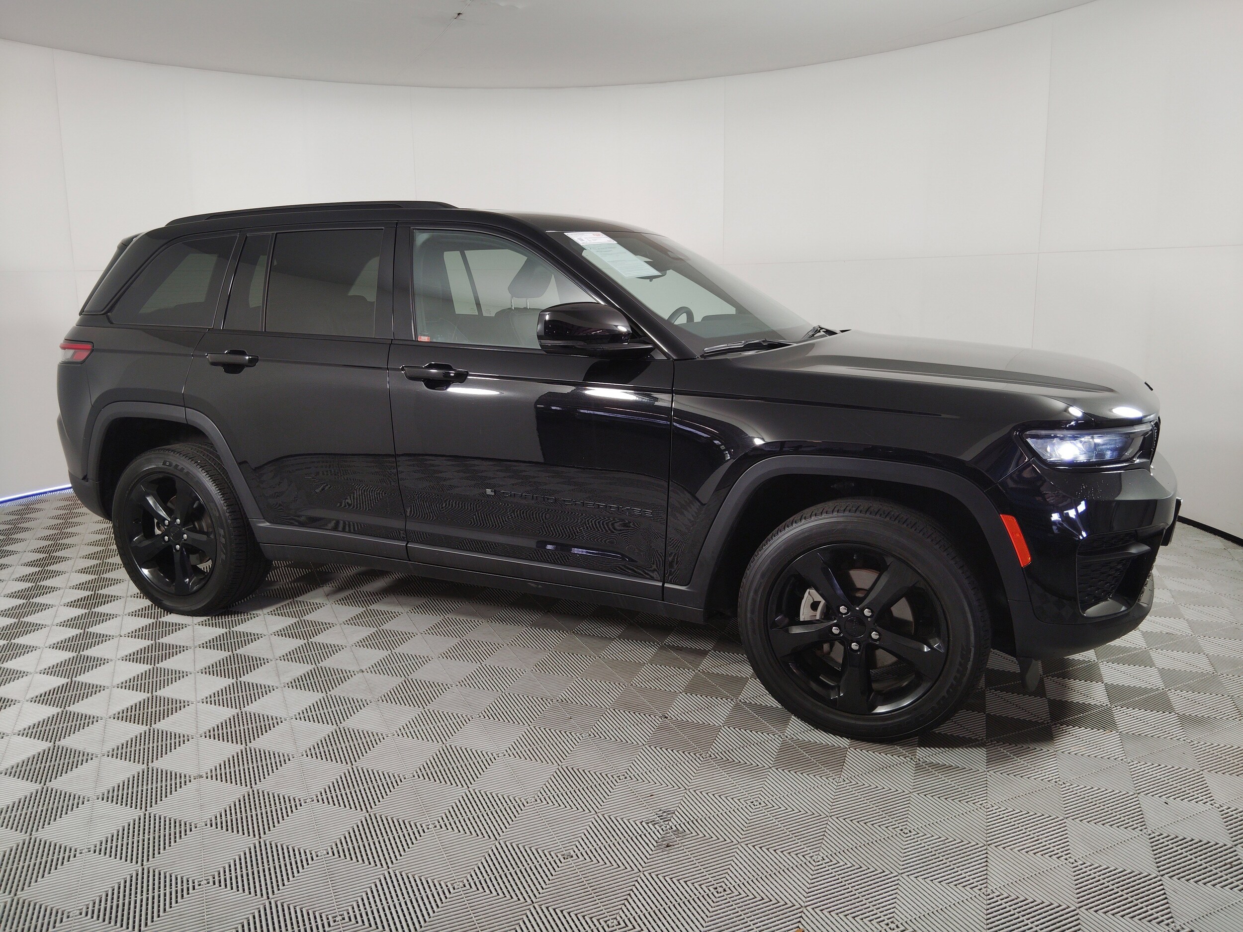 2023 Jeep Grand Cherokee Laredo photo 2