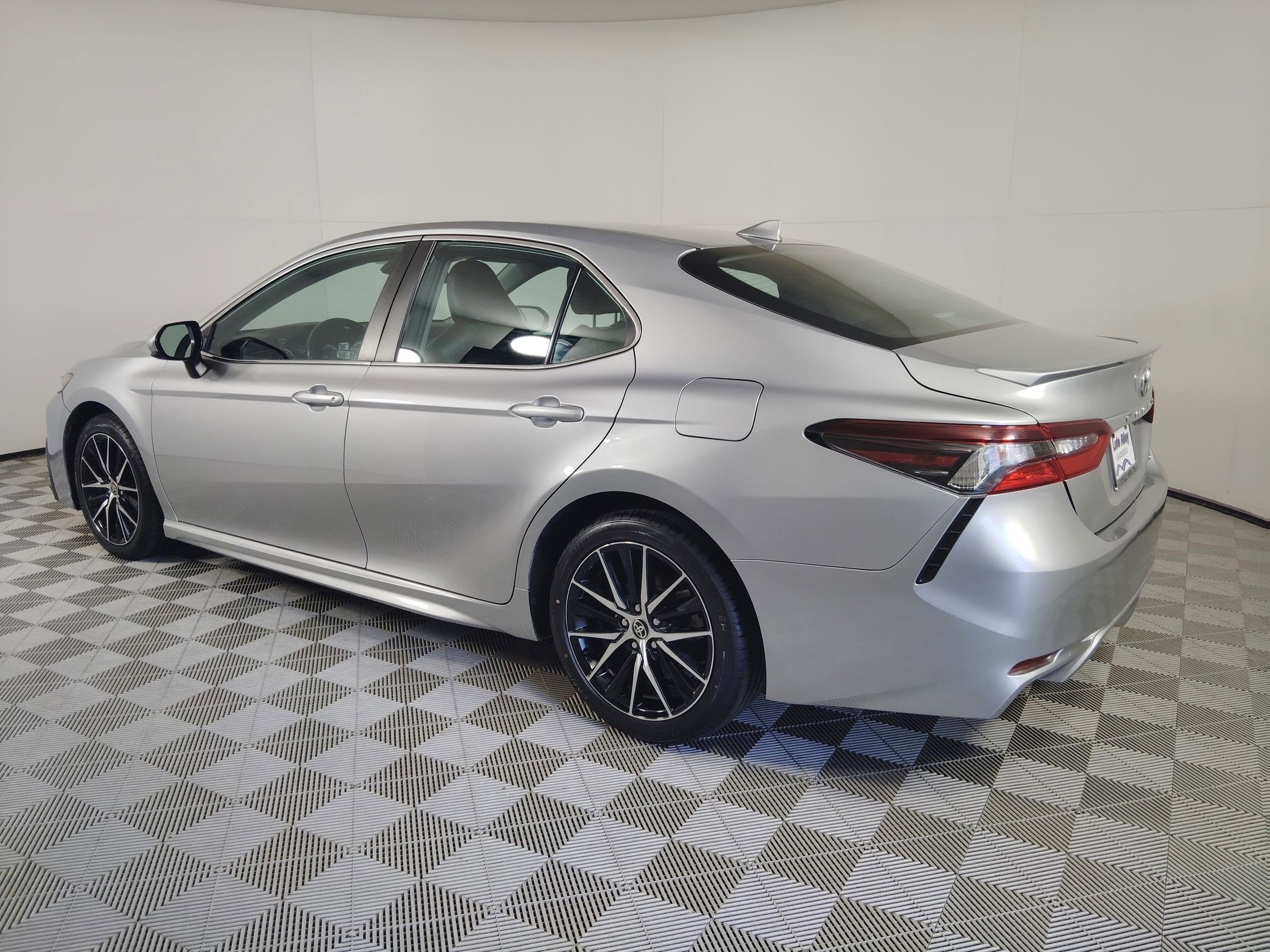 2021 Toyota Camry SE photo 3