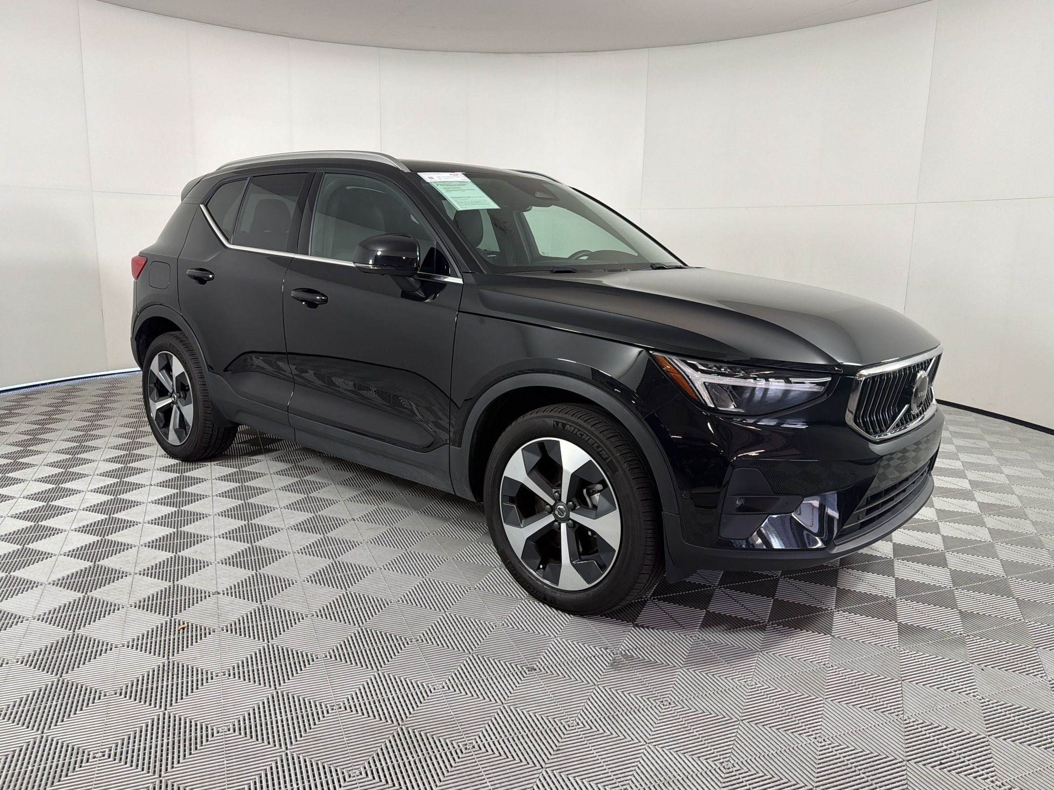 XC40 B5 Plus Bright Theme SUV