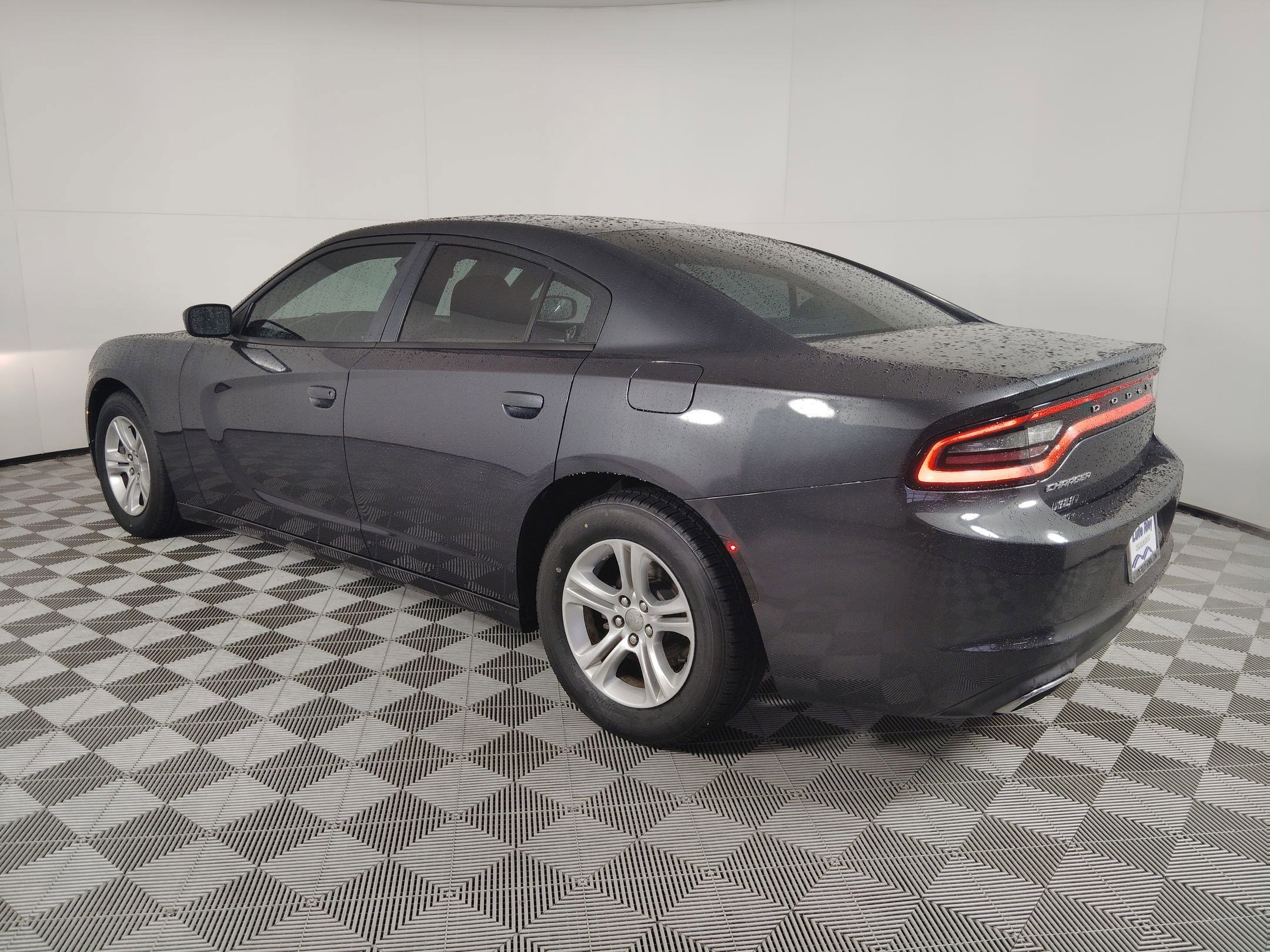 2016 Dodge Charger SE photo 3