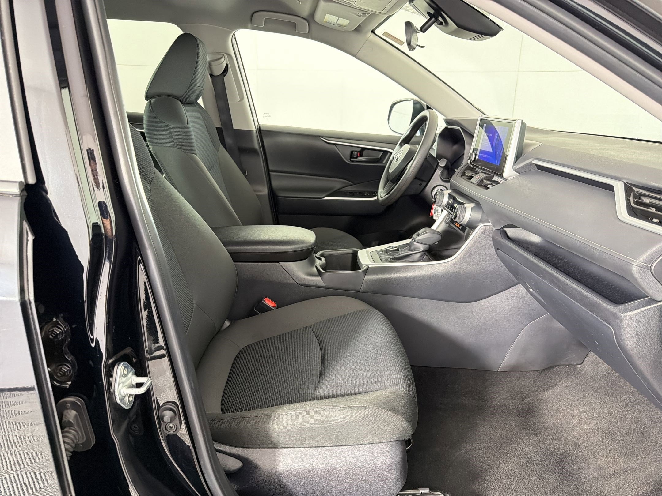 2025 Toyota RAV4 LE - Photo 28