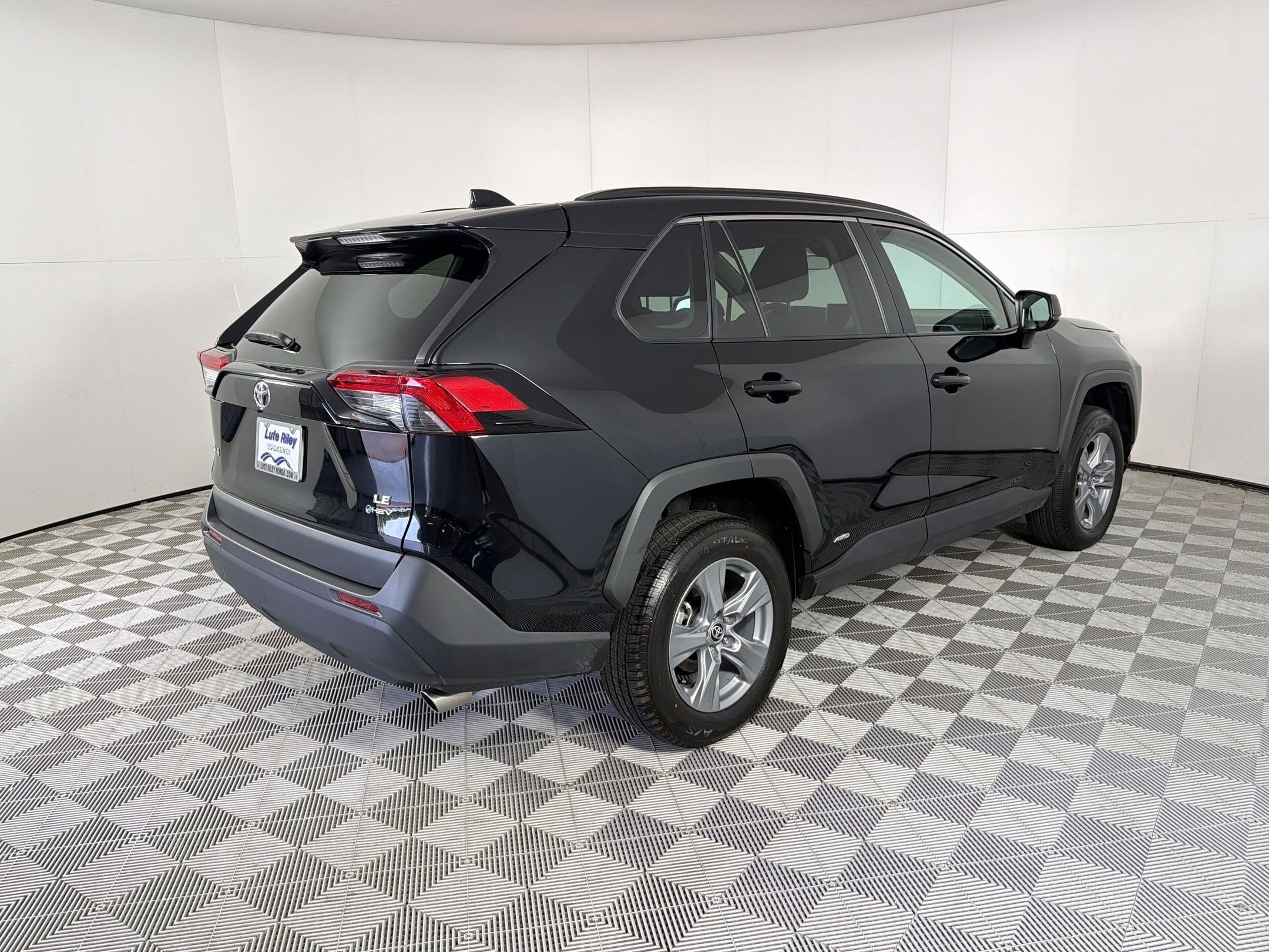 2025 Toyota RAV4 LE - Photo 9