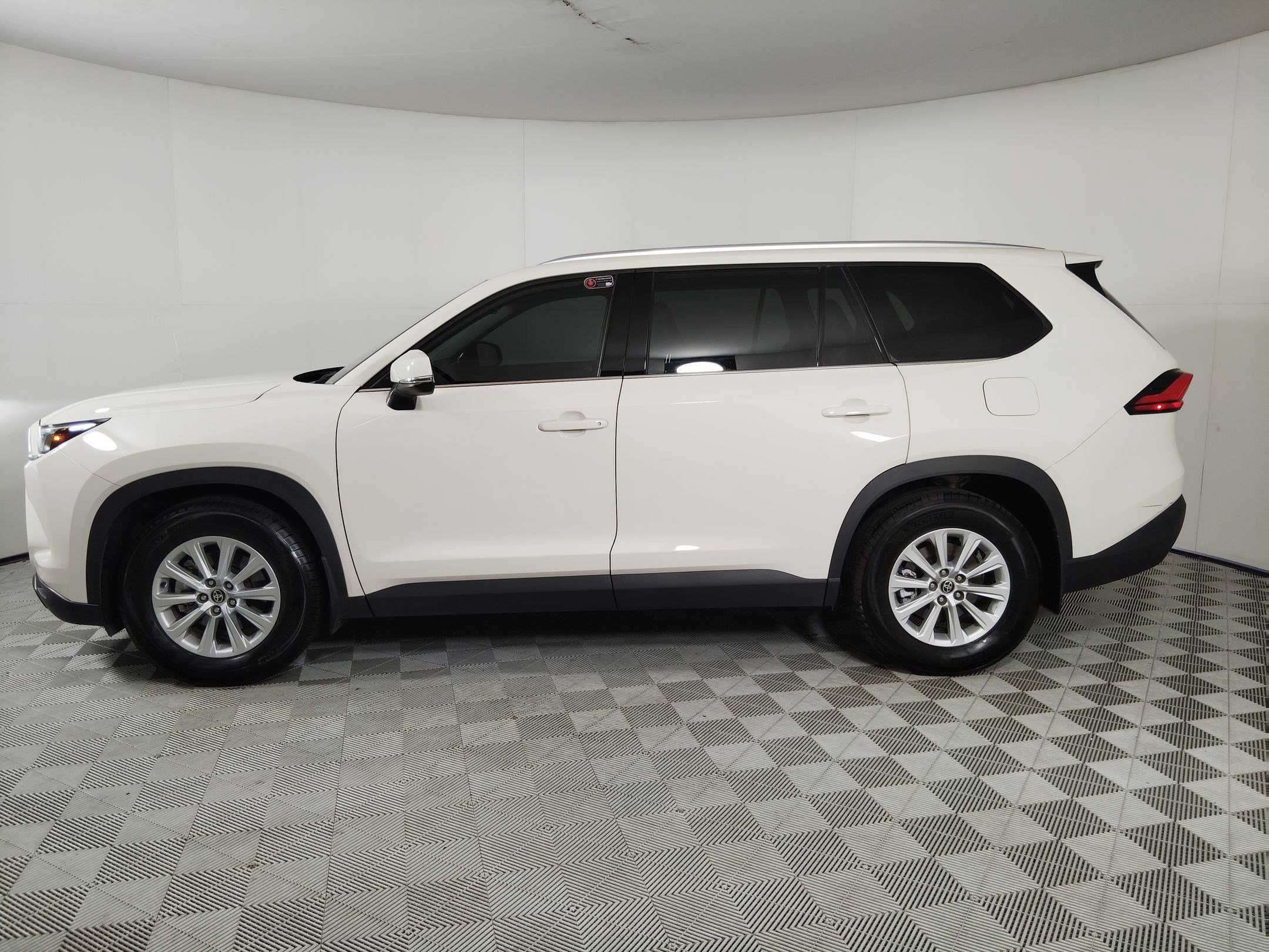 2024 Toyota Grand Highlander XLE photo 2