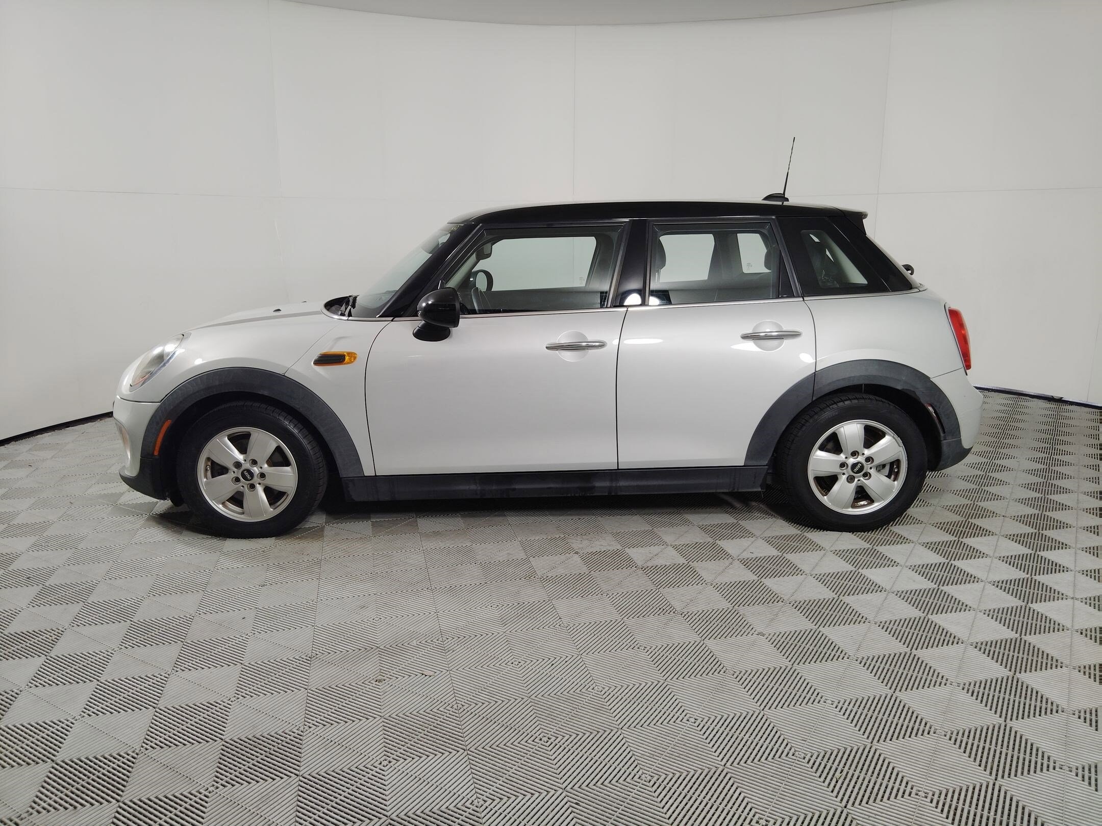 2016 Mini Cooper 4 Door Hardtop photo 2