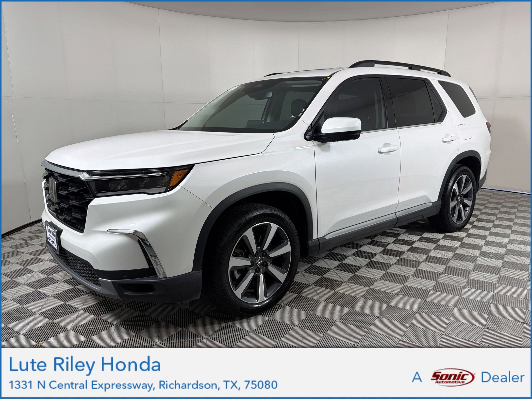 2023 Honda Pilot Touring 2WD's photo