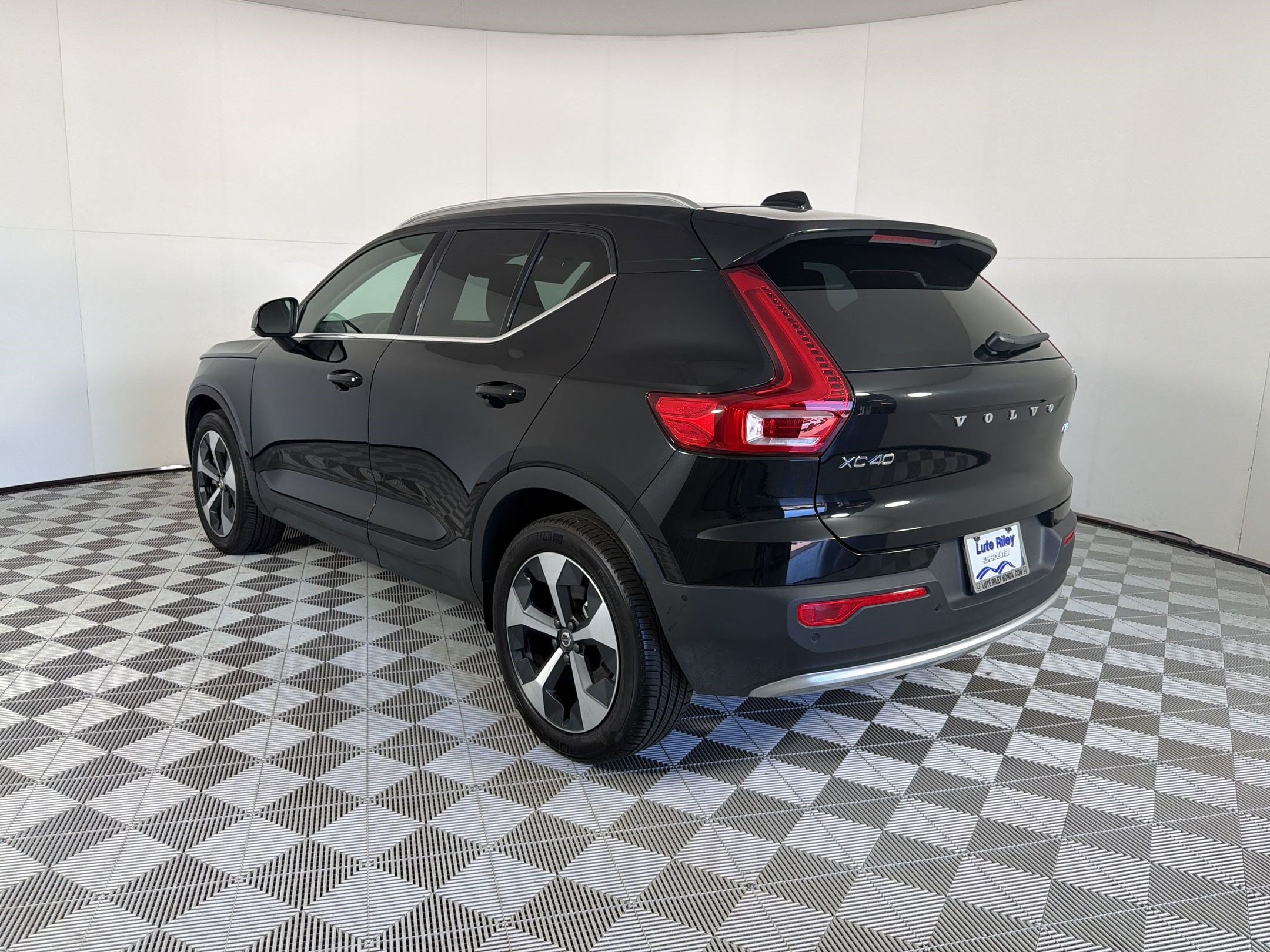 XC40 B5 Plus Bright Theme SUV