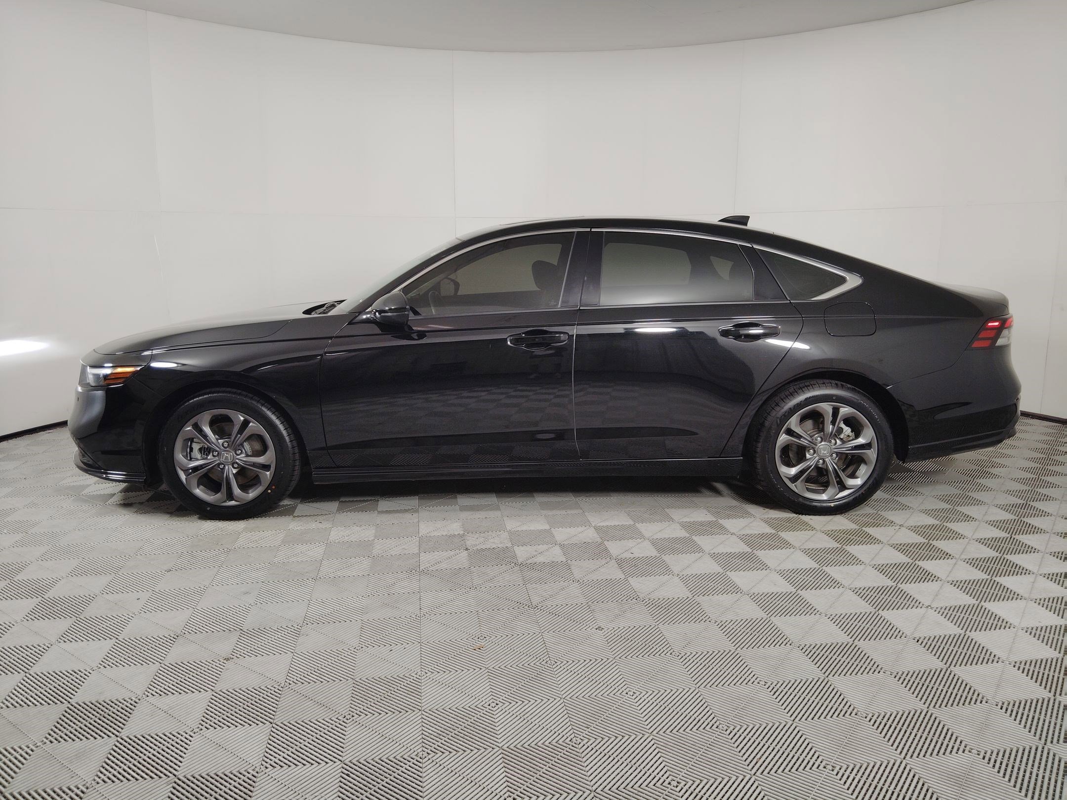 2023 Honda Accord Hybrid EX-L photo 2