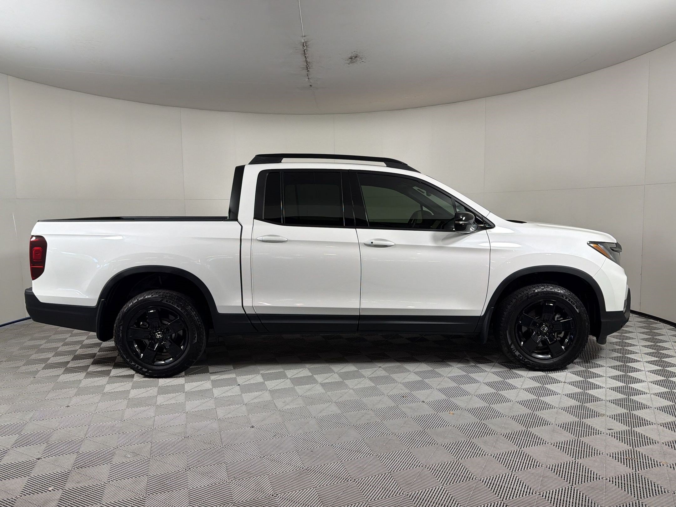 2025 Honda Ridgeline Black Edition - Photo 8