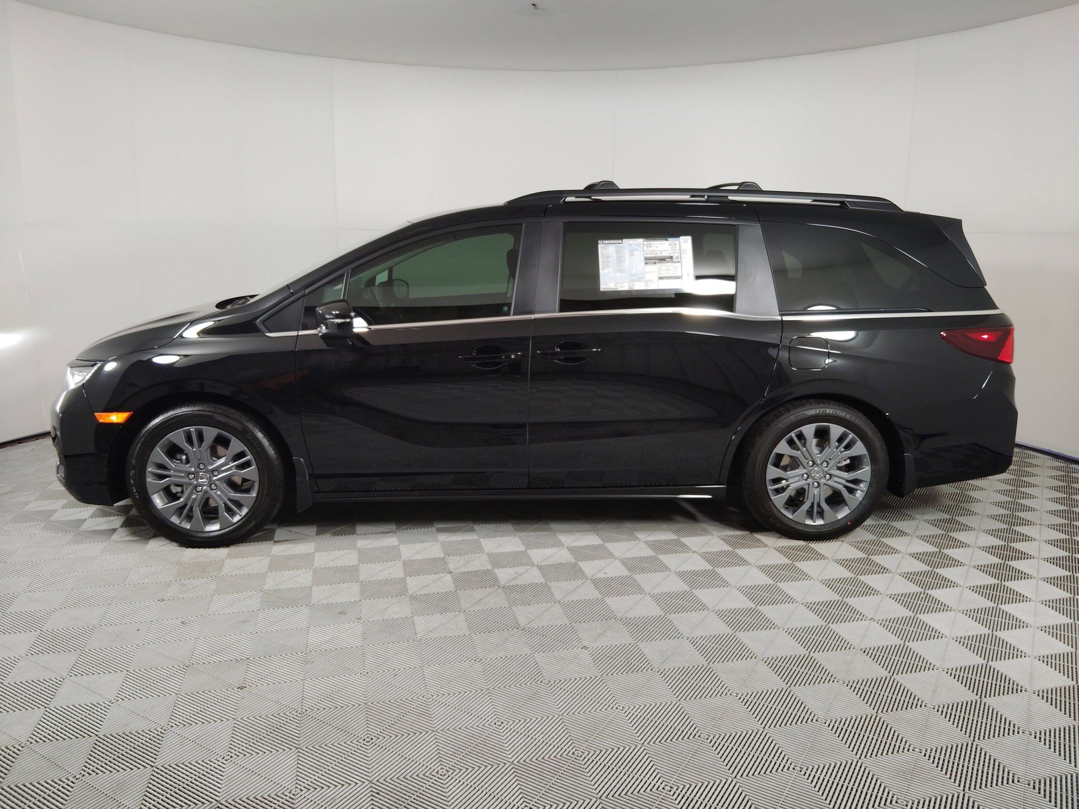 2026 Honda Odyssey Touring photo 3