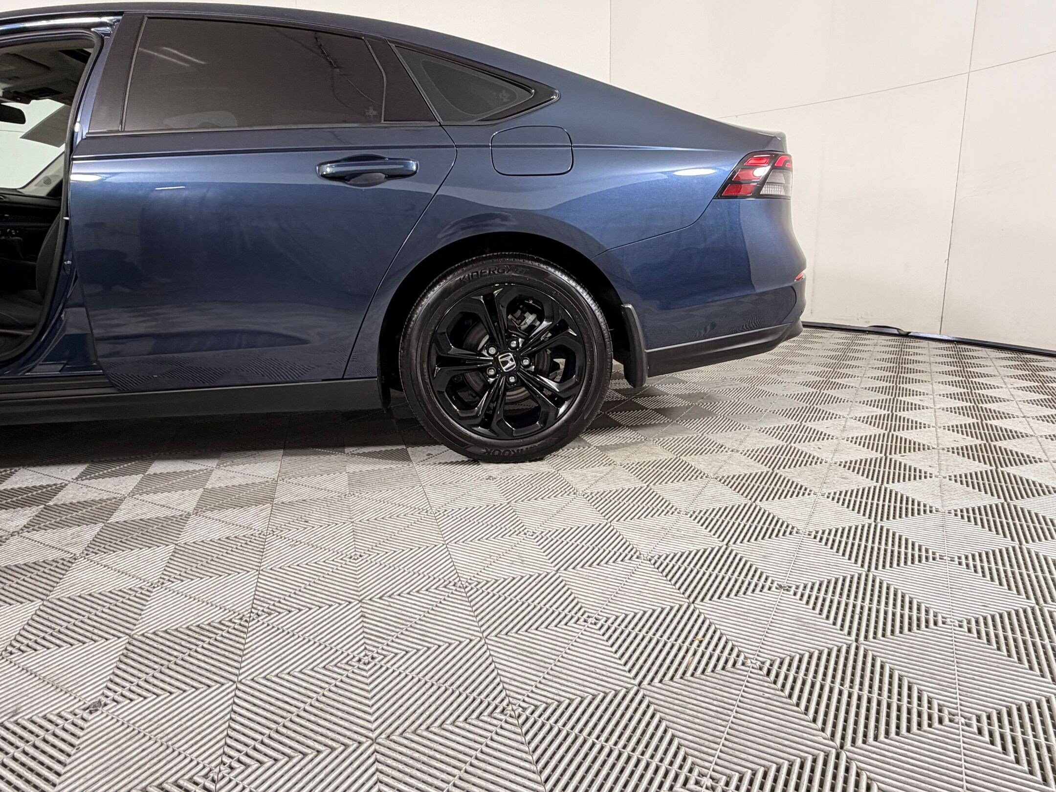 2025 Honda Accord SE - Photo 25