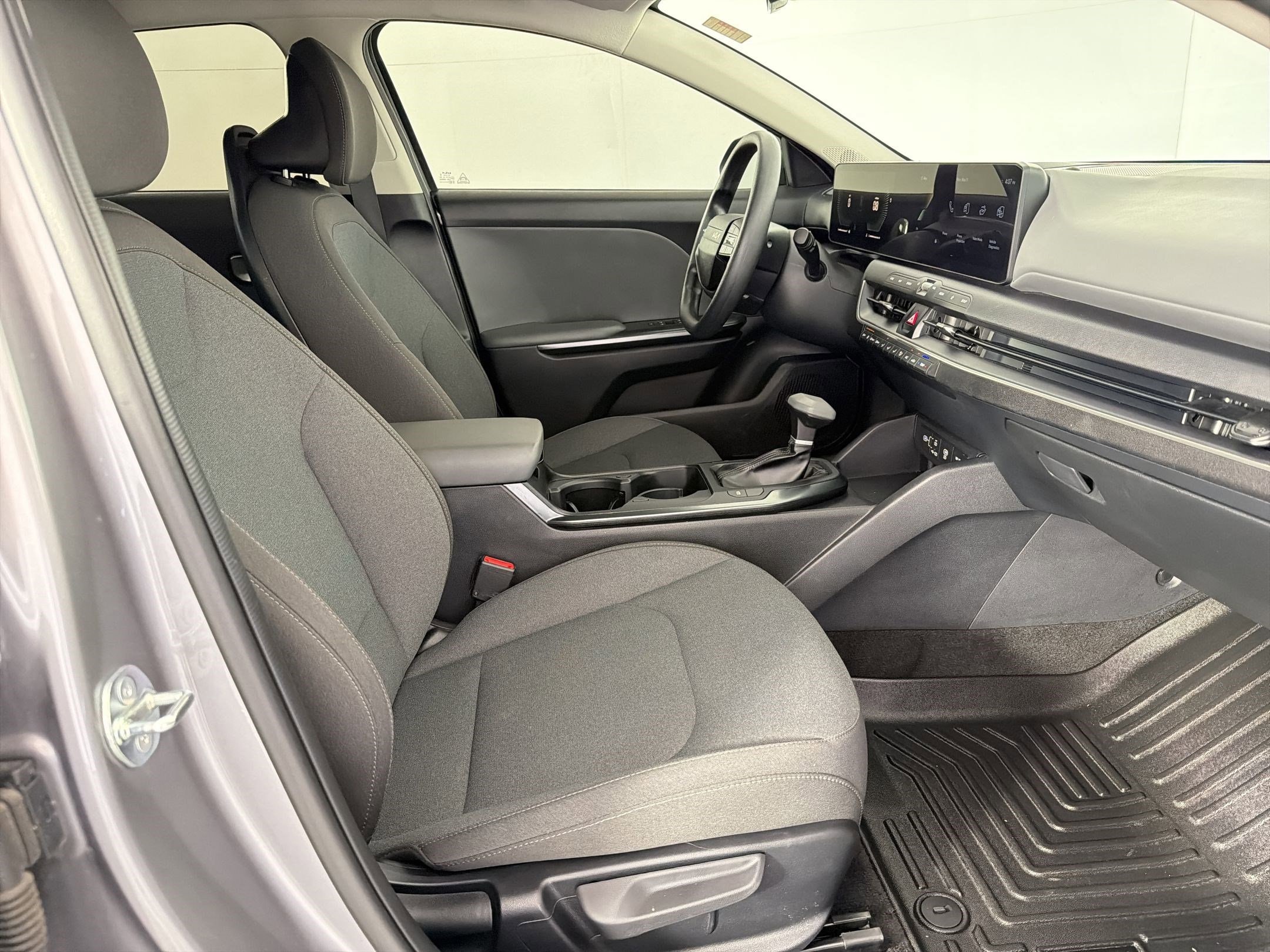 2025 Kia K4 LXS - Photo 29