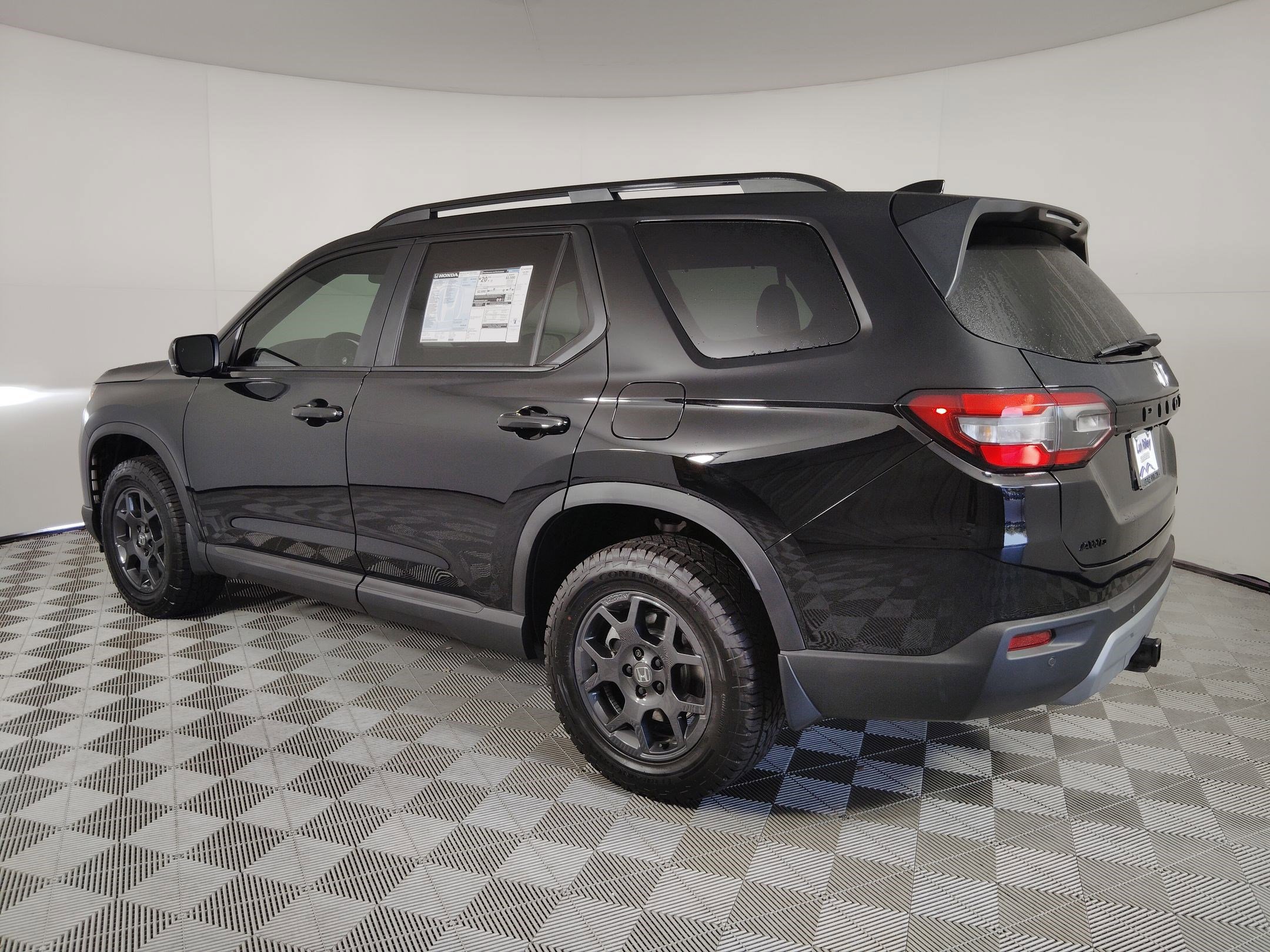 2025 Honda Pilot TrailSport photo 3