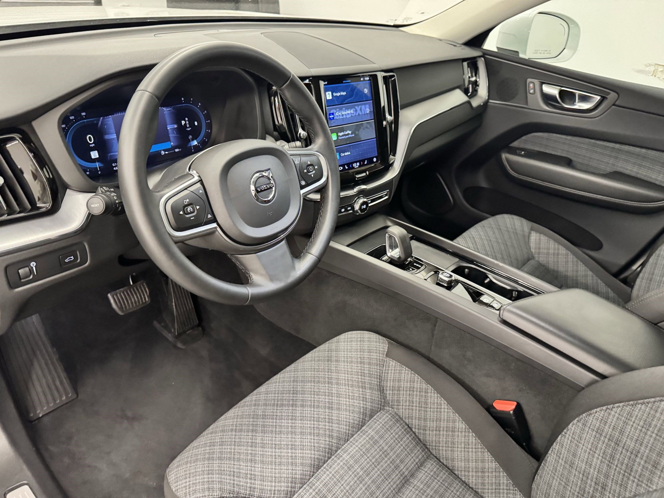 2022 Volvo XC60 B5 Momentum photo 3