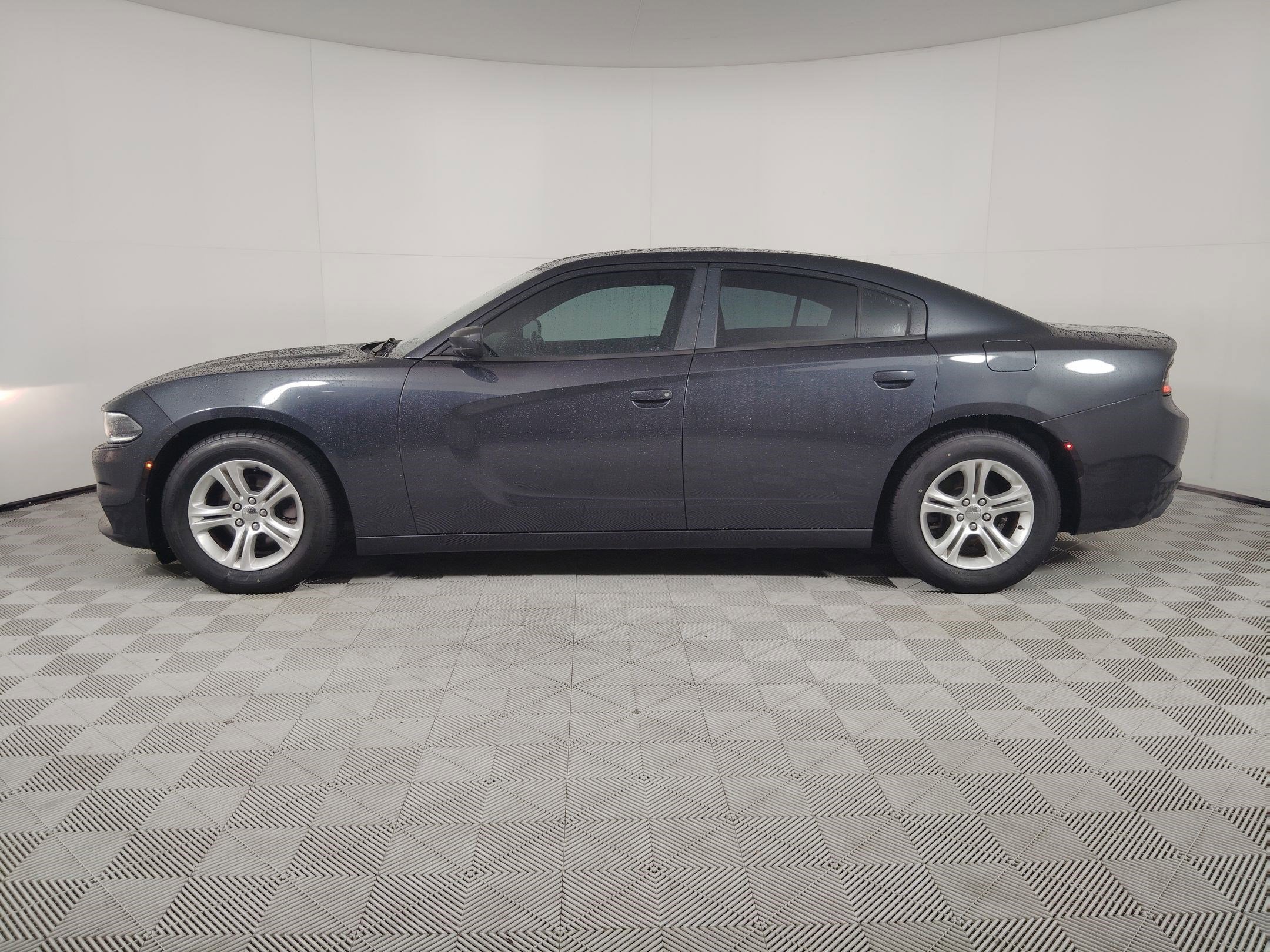 2016 Dodge Charger SE photo 2