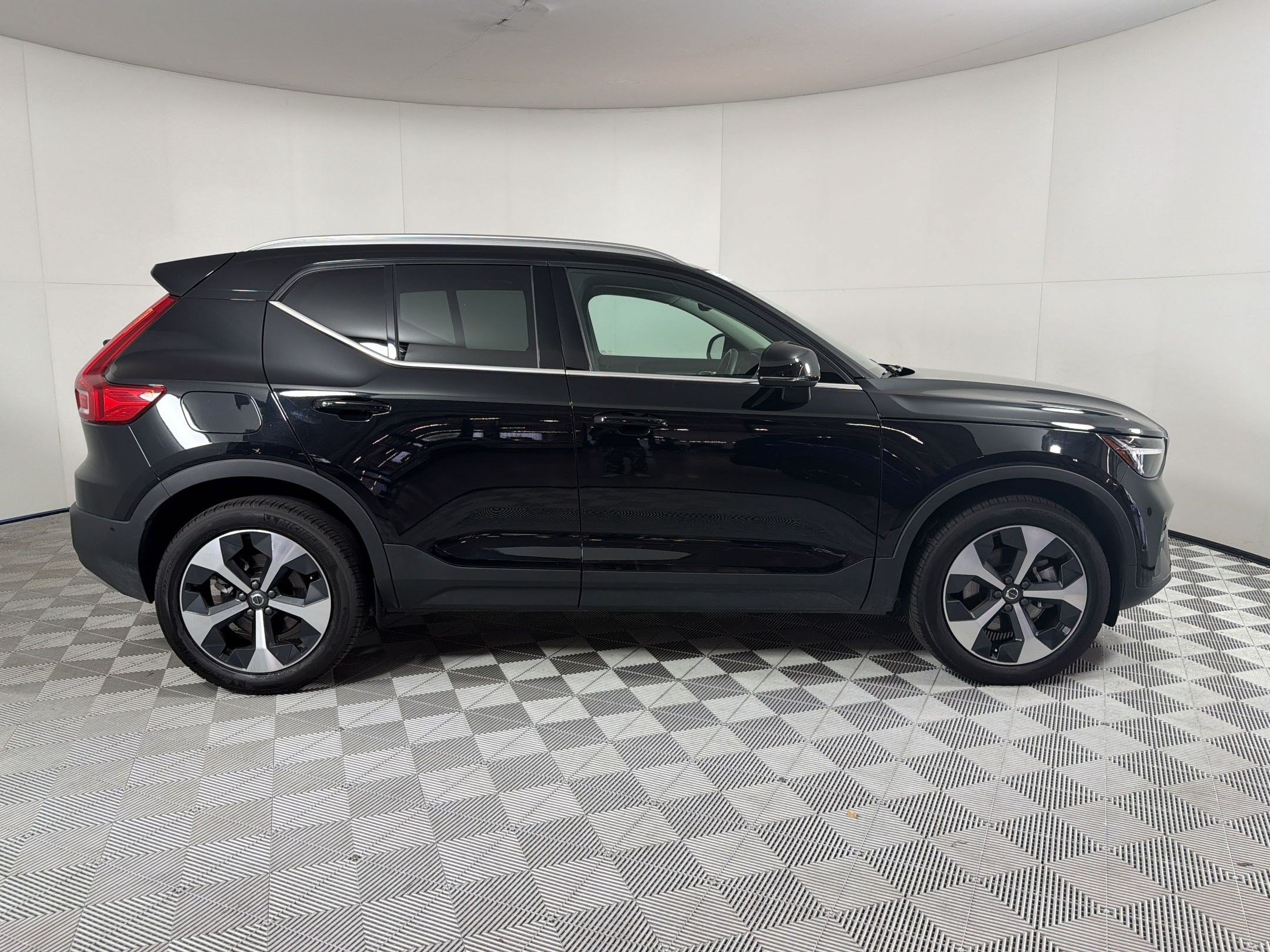 XC40 B5 Plus Bright Theme SUV
