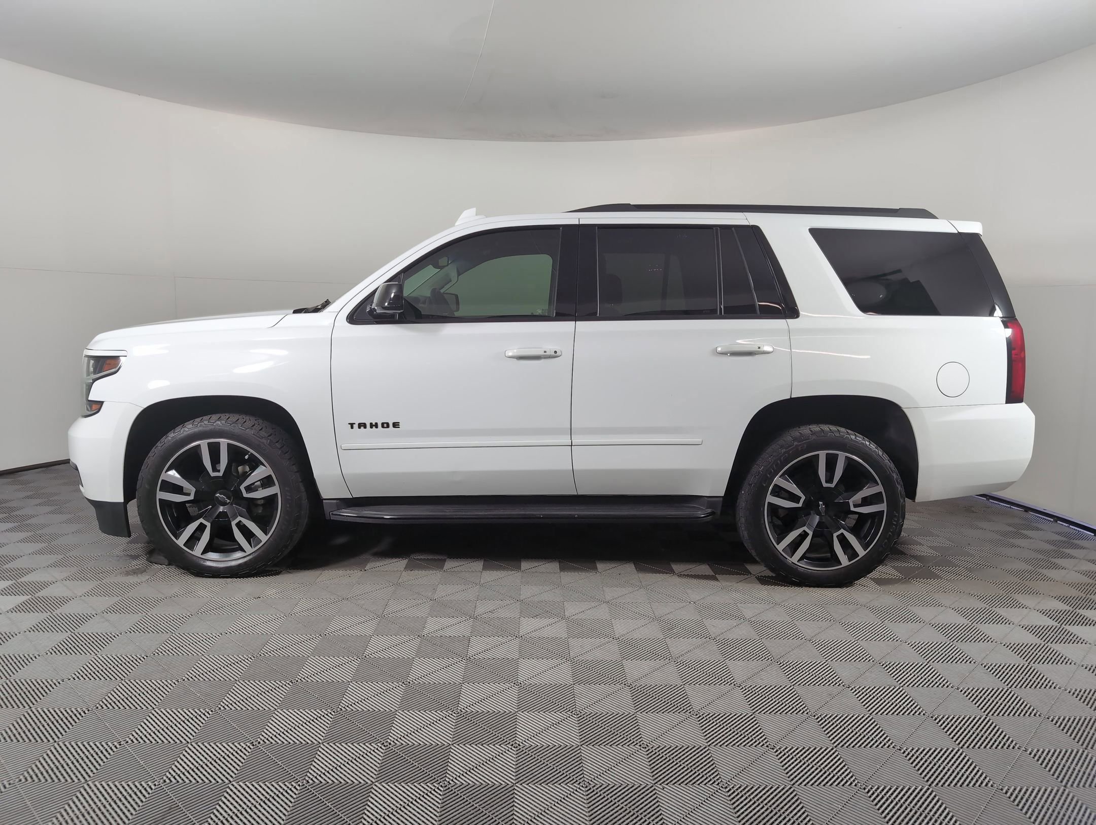 2018 Chevrolet Tahoe Premier photo 2