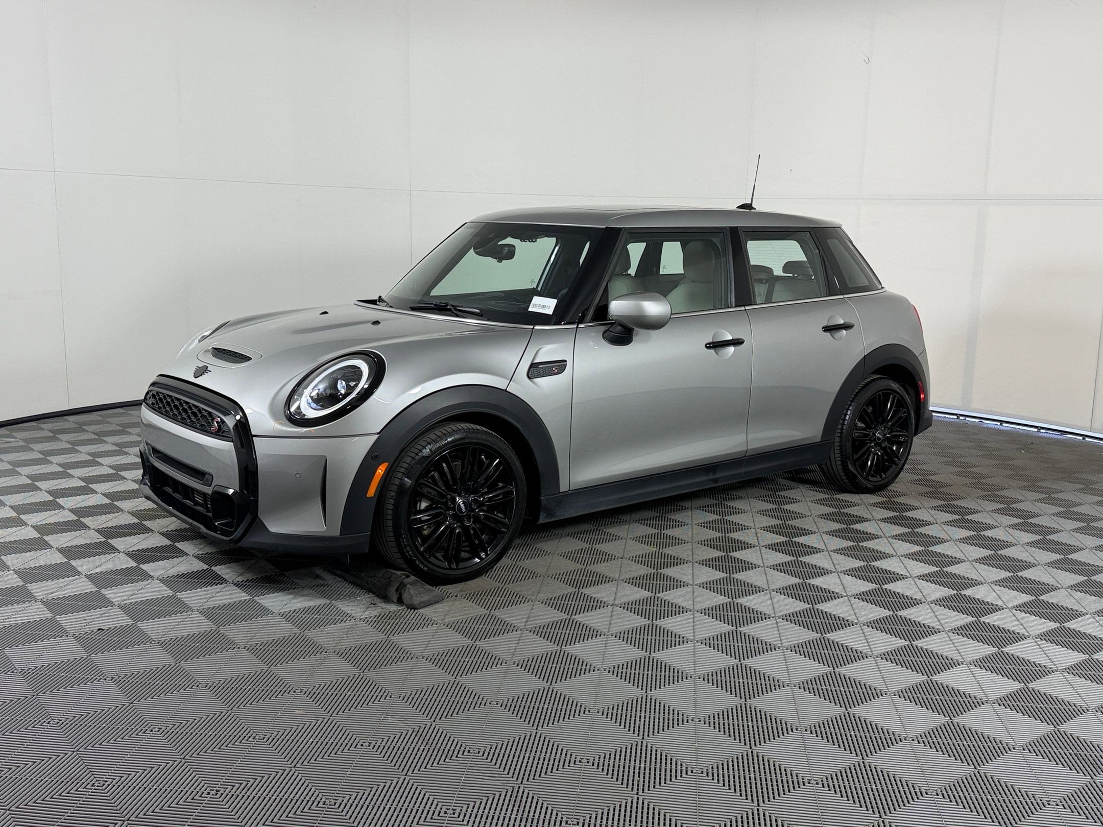 2024 MINI Hardtop Cooper S's photo