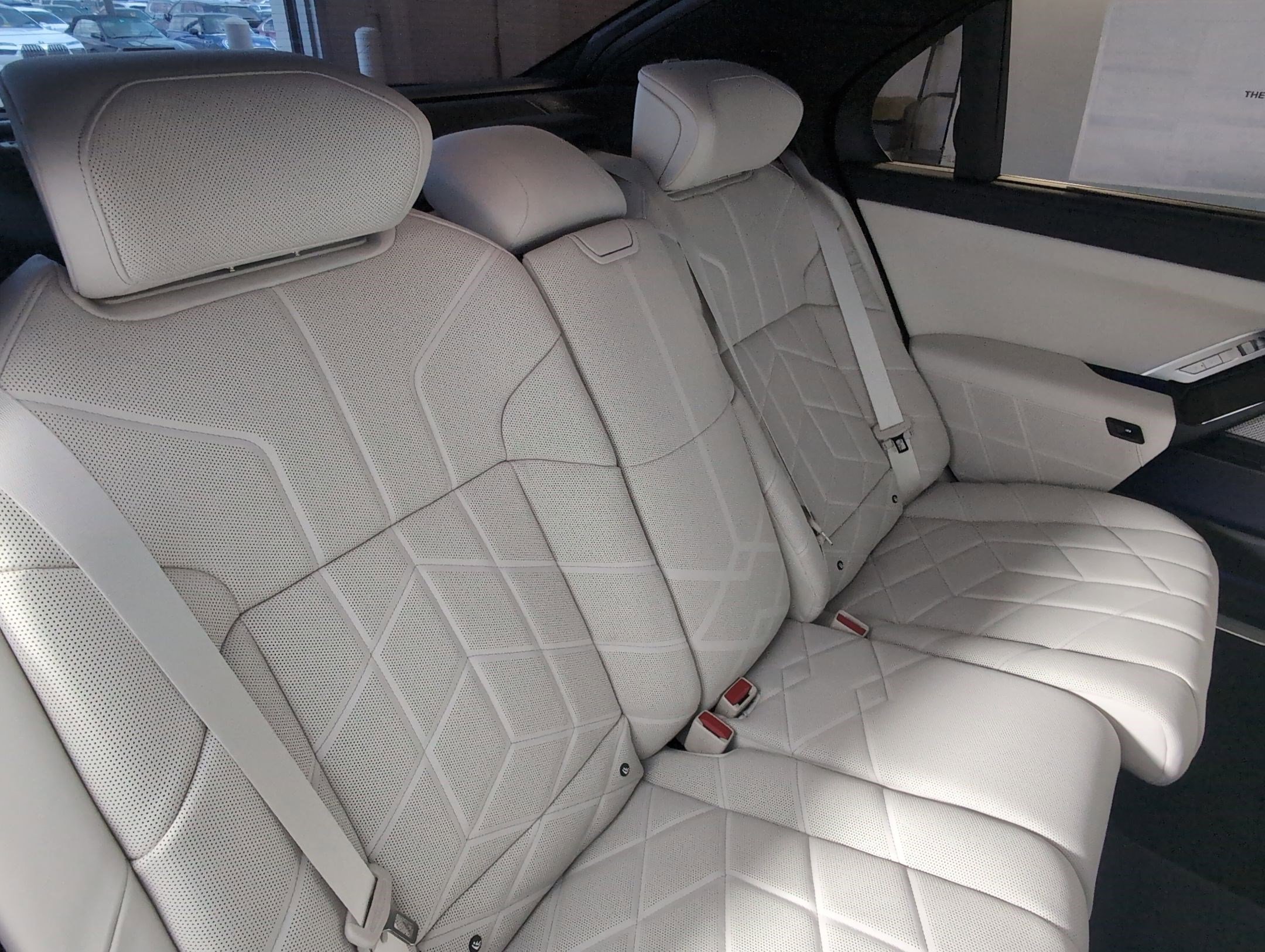 2025 BMW i7 50 - Photo 31