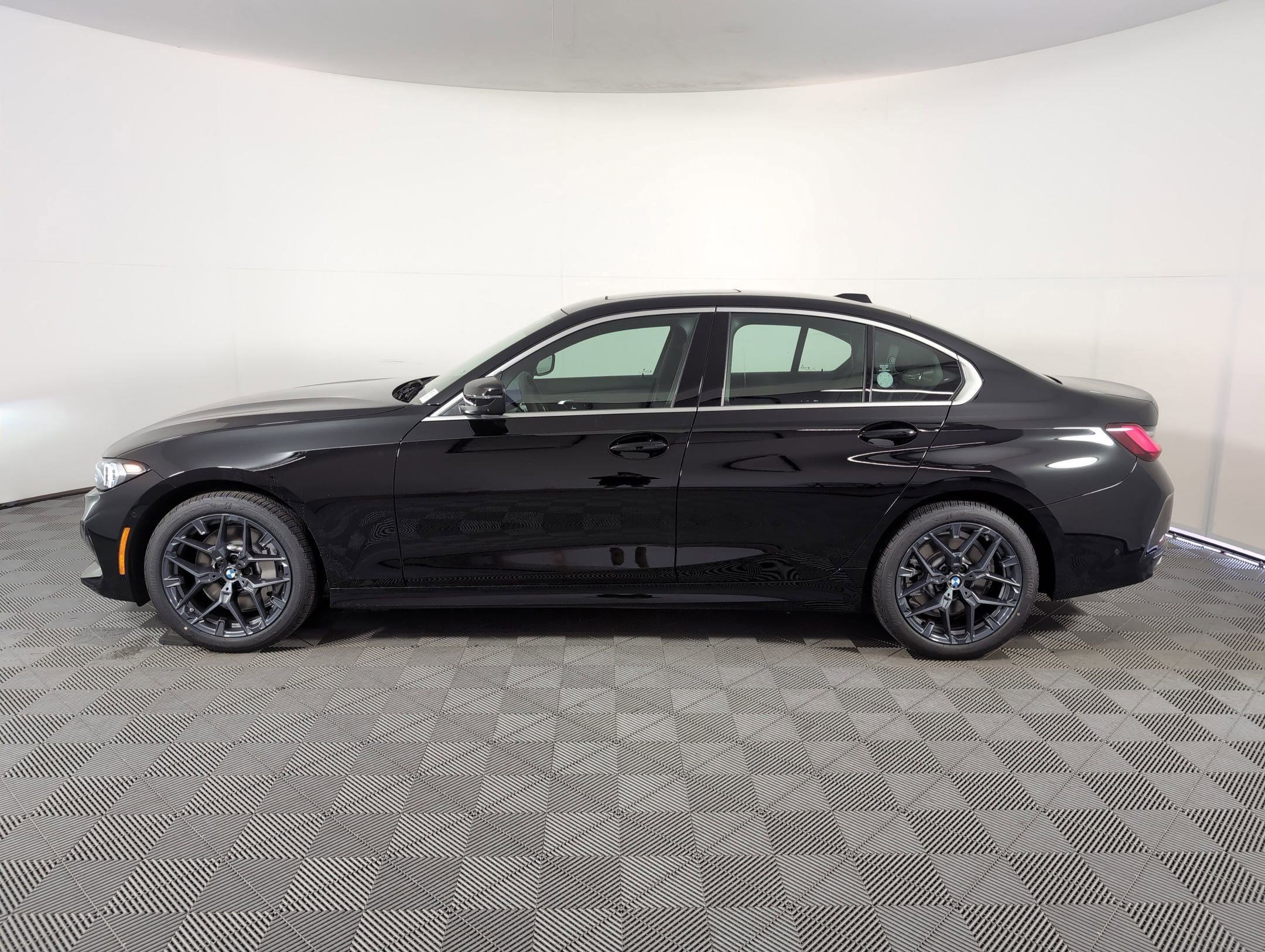 2025 Bmw 330i Sedan photo 2