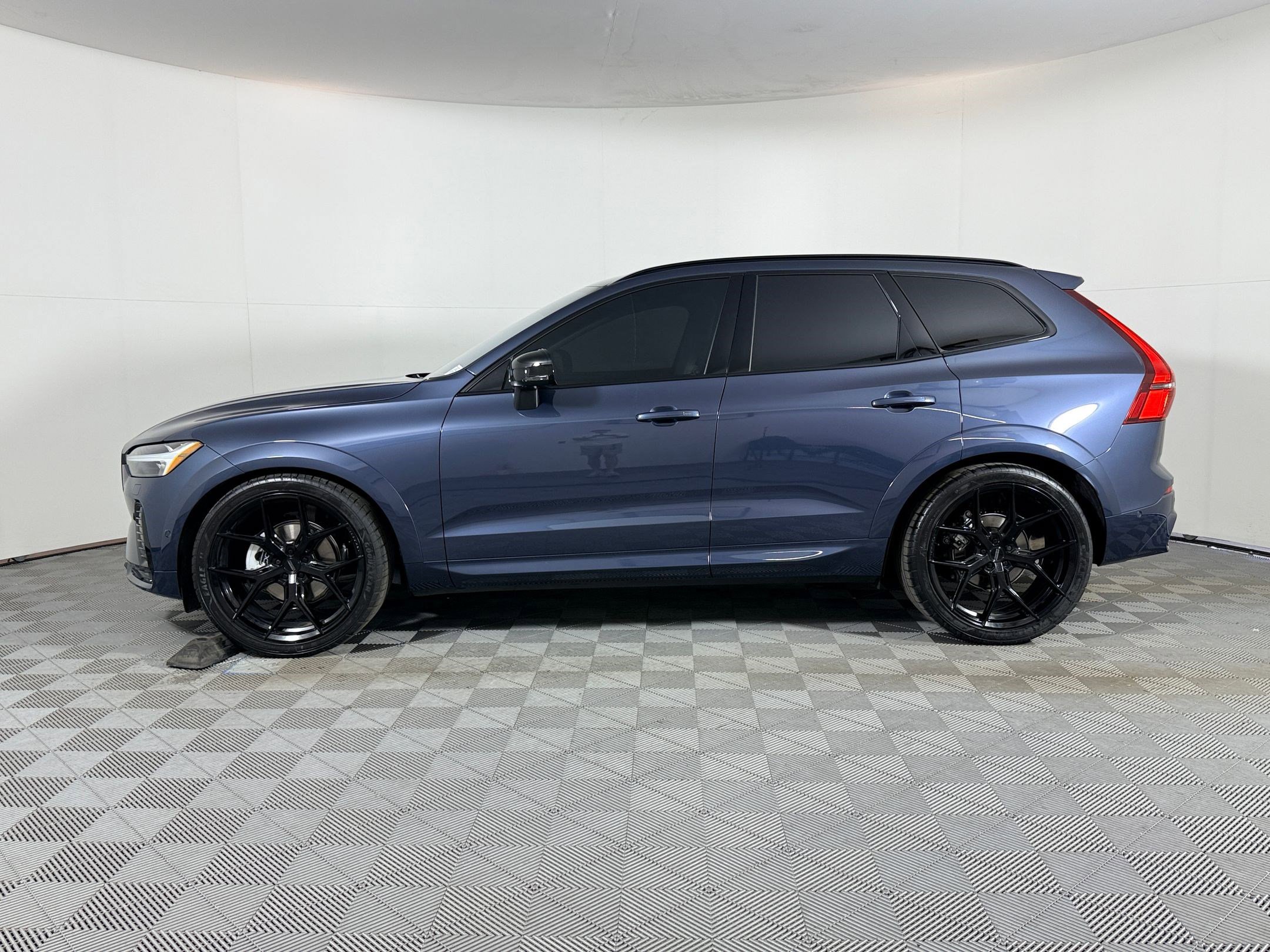 2026 Volvo XC60 B5 photo 2