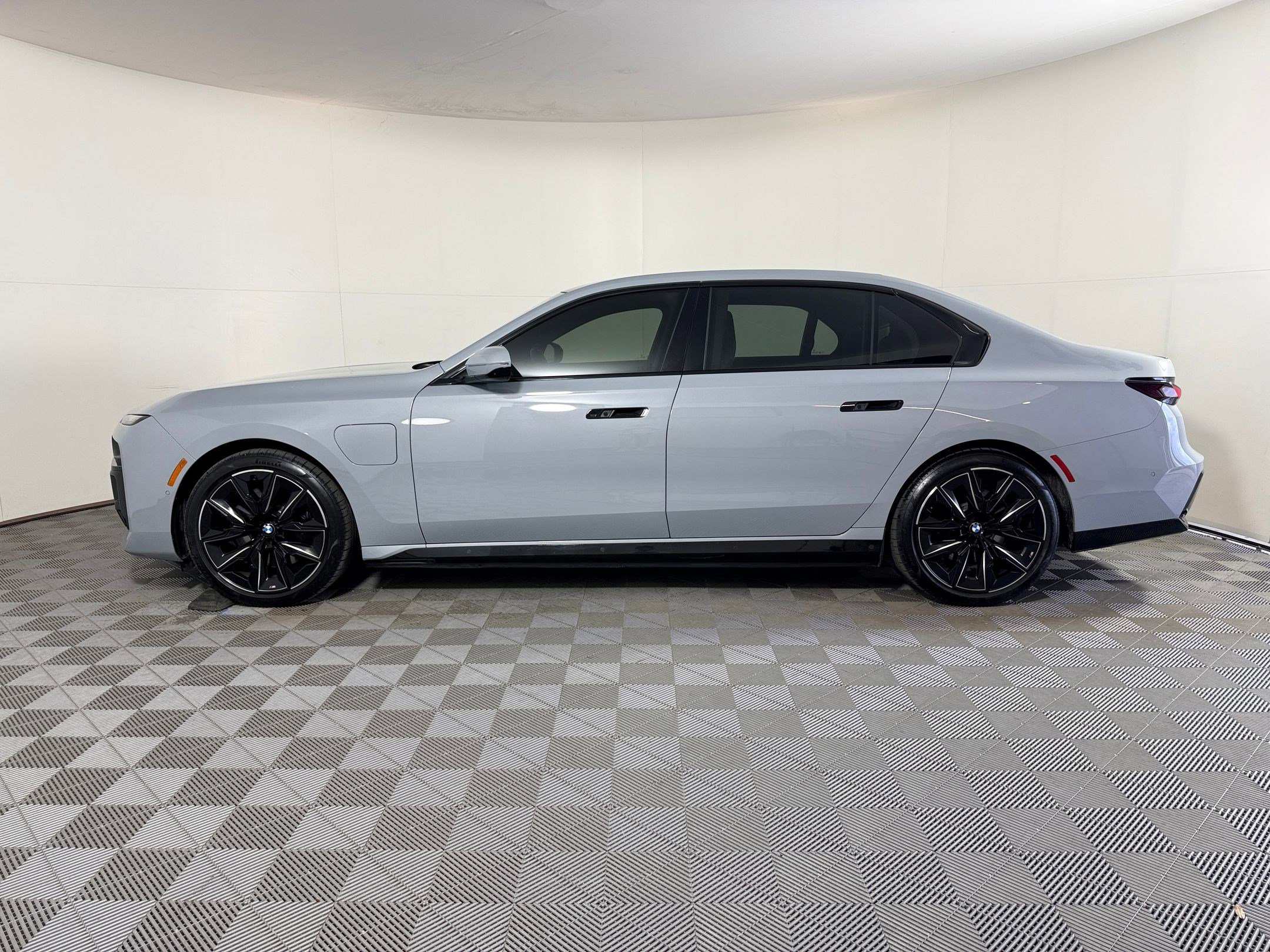 2025 Bmw 750e photo 2