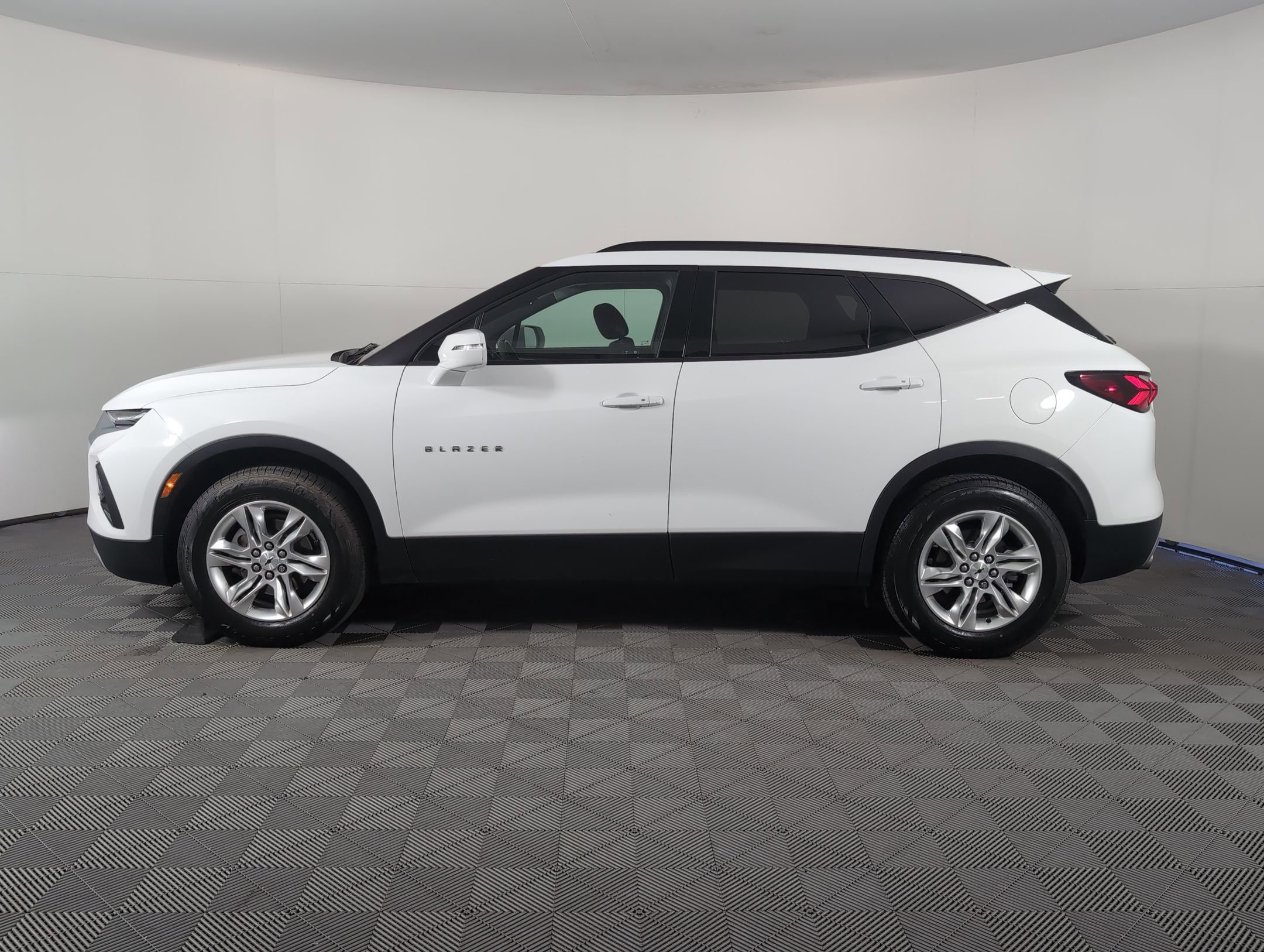 2019 Chevrolet Blazer Base 1LT photo 2