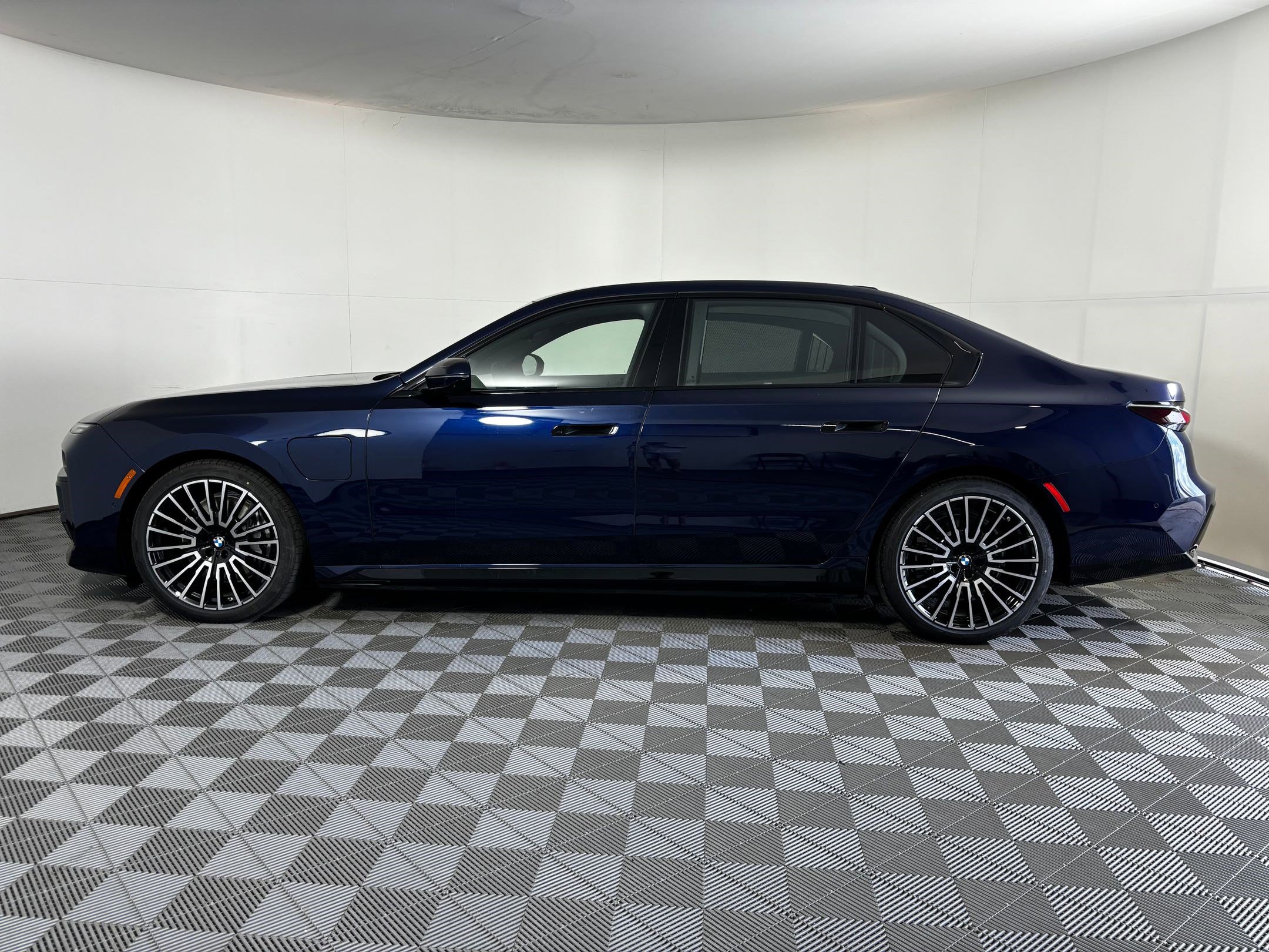 2026 Bmw 750e photo 2